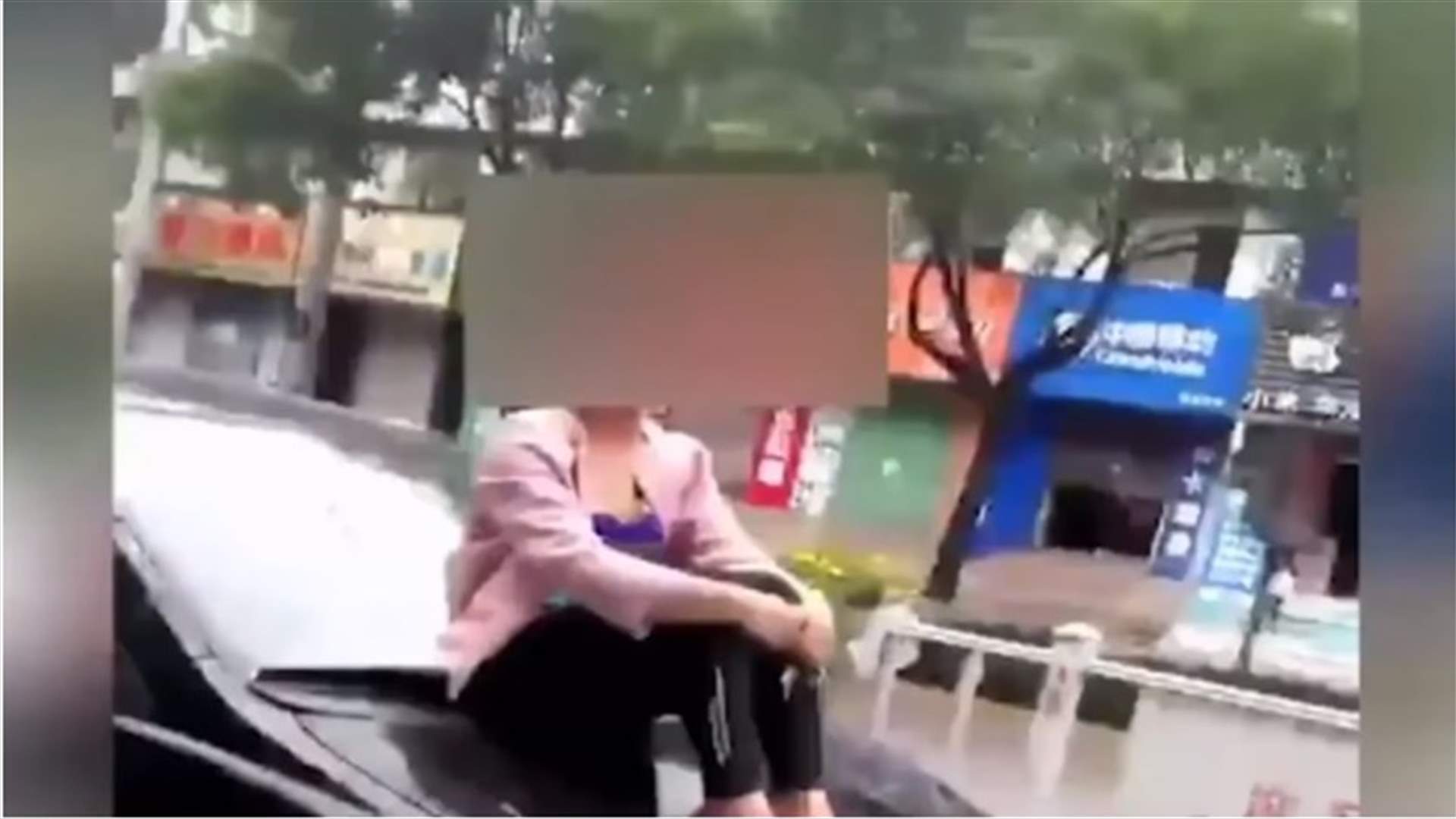 بالفيديو- تشاجرت مع زوجها... لن تصدّقوا ماذا فعلت هذه المرأة في الشارع!