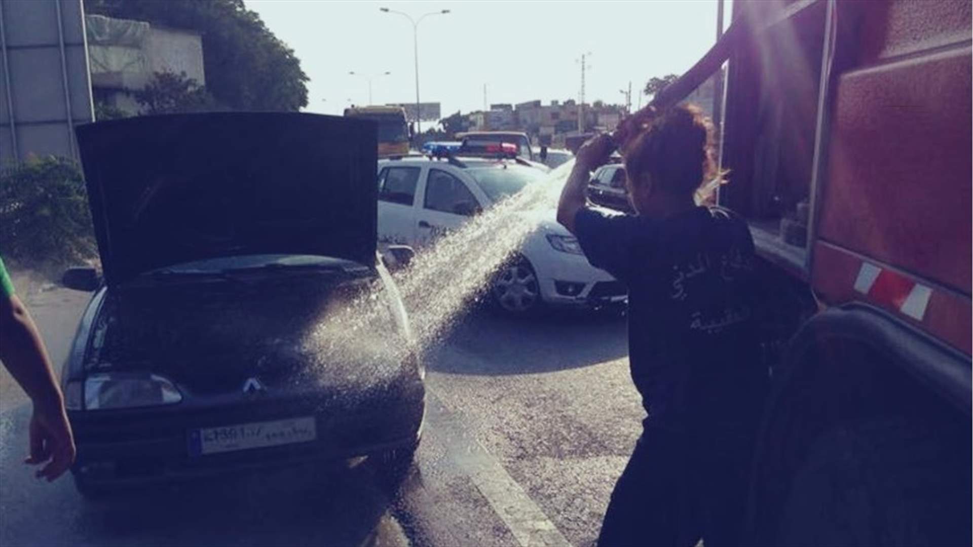 احتراق سيارة على أوتوستراد العقيبة