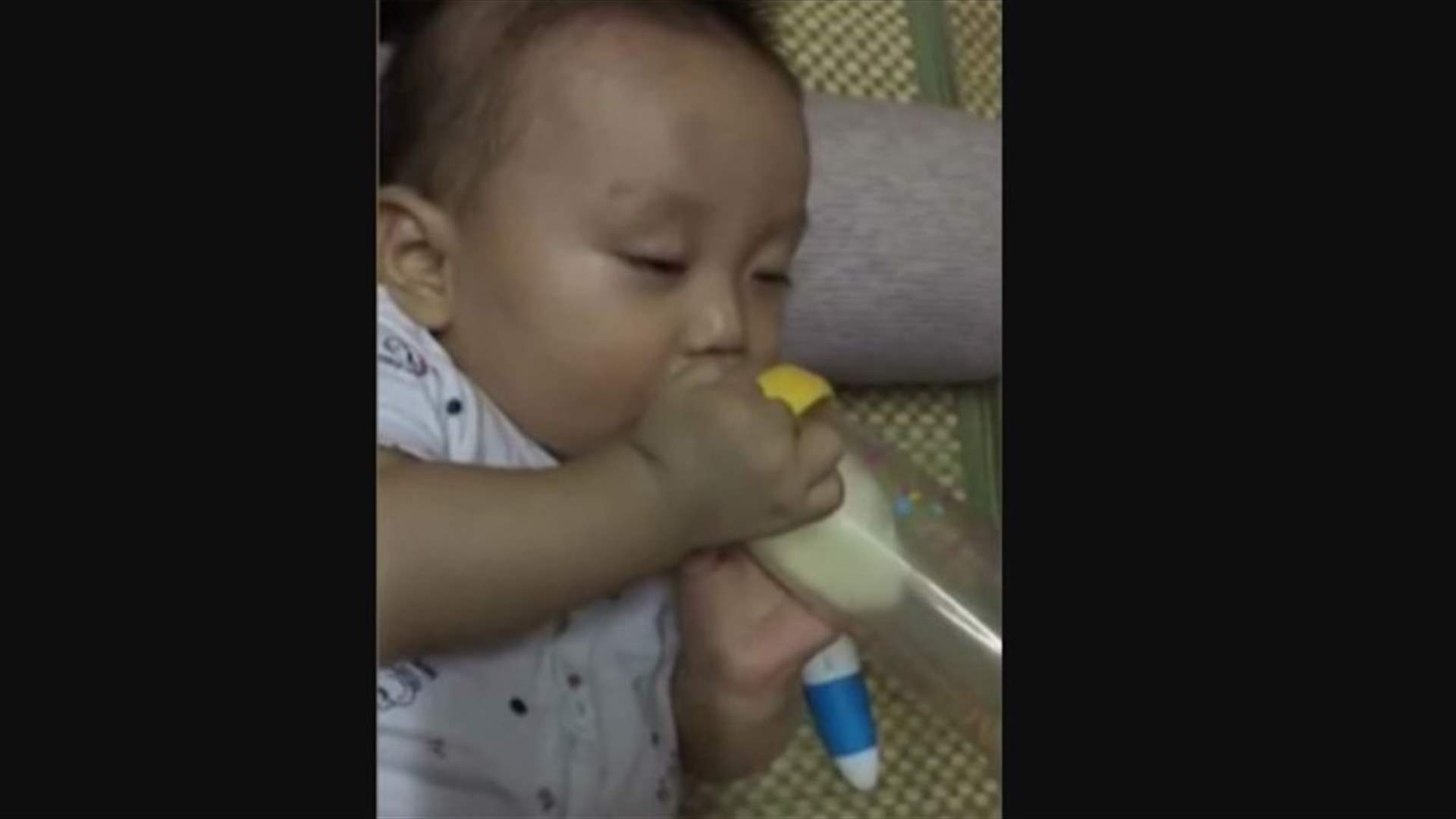 شاهدوا ماذا فعلت "عطسة" والد بابنه الرضيع النائم!