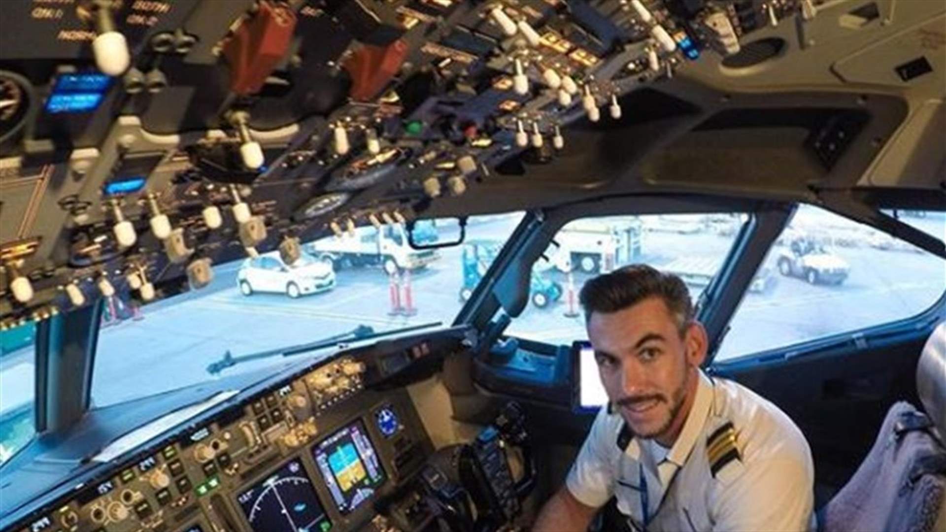 بالصورة – خرج من نافذة الطائرة لالتقاط سيلفي فوق دبي... وأشعل انستغرام!
