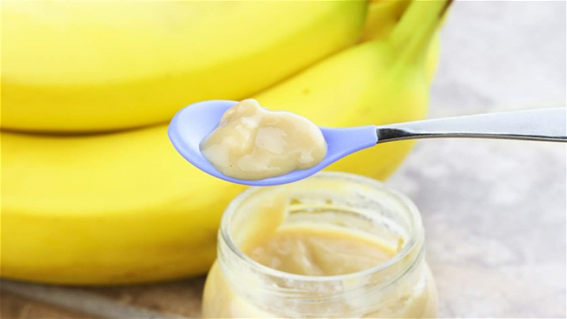 بالفيديو – طريقة سهلة لتحضير الموز المهروس لطفلكِ!