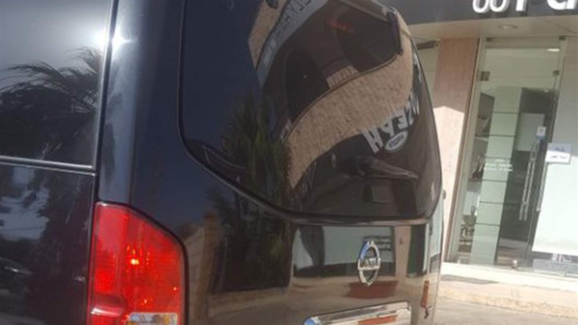 بالصور- هذا ما وجدوه على السيارة لتستحق محضر ضبط!