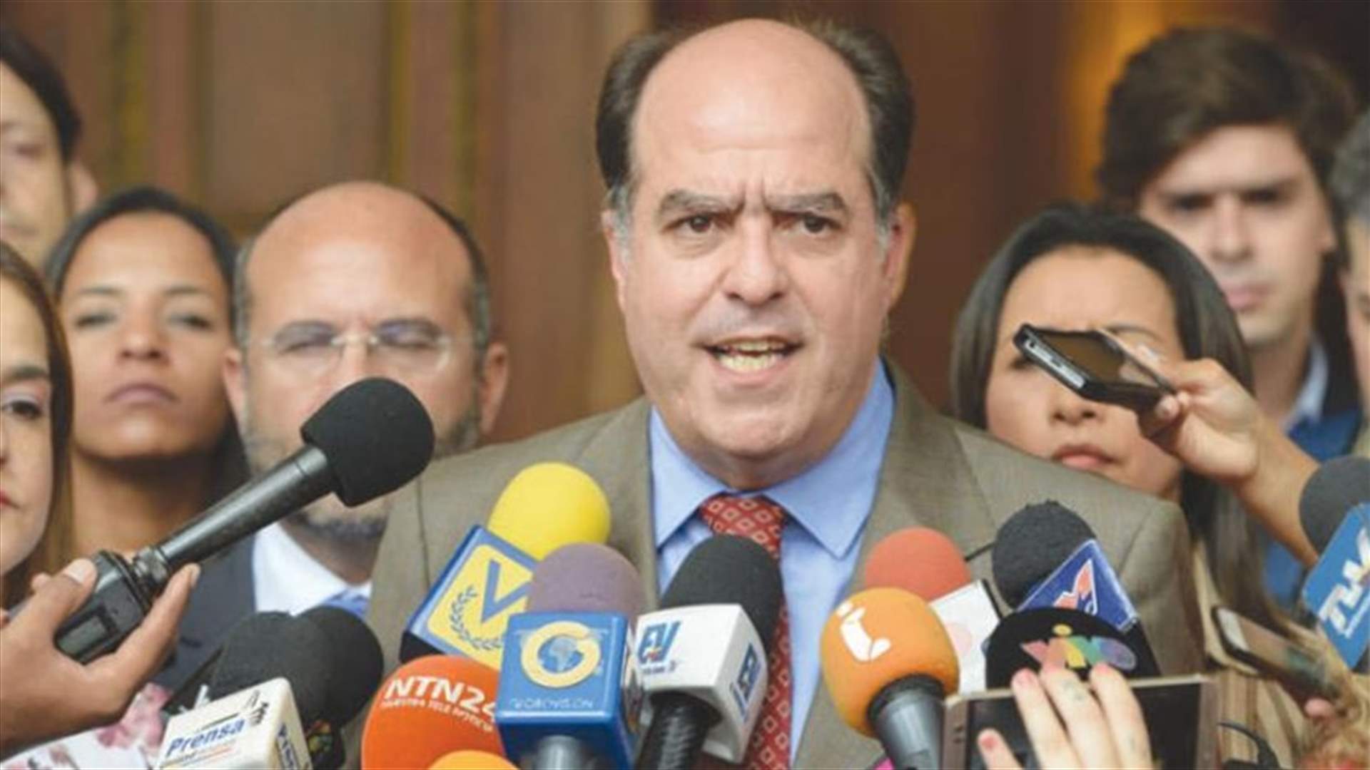 رئيسة الوزراء البريطانية تستقبل المعارض الفنزويلي خوليو بورغيس