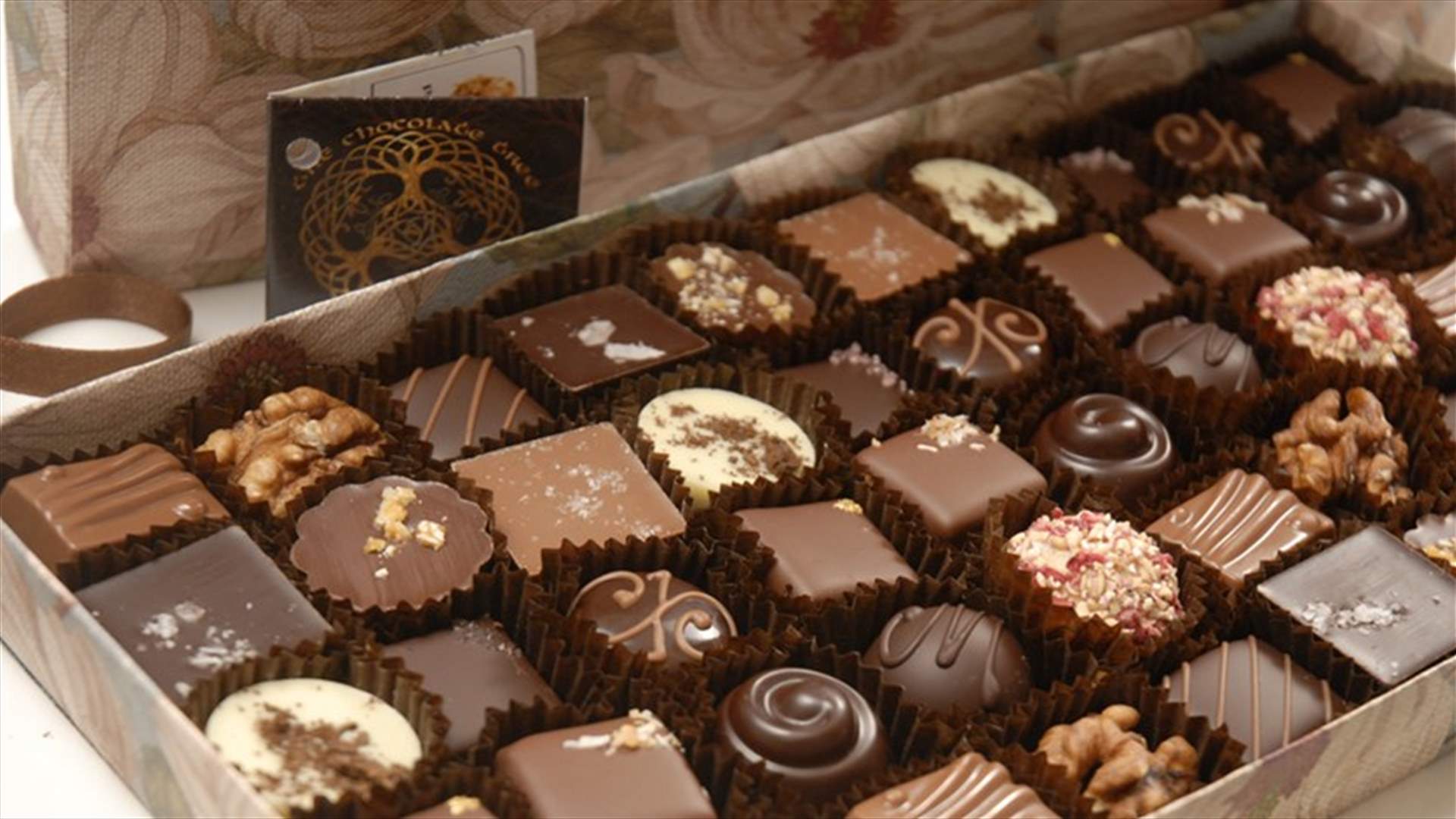 بالفيديو – ما وجدته في حبة الشوكولا الفاخرة مثير للاشمئزاز!