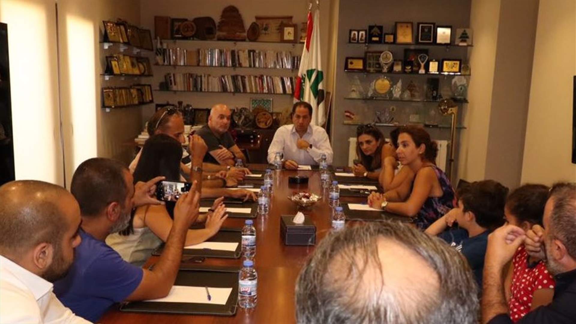 سامي الجميل بعد لقائه أهالي المنصورية: لمد خط التوتر تحت الارض