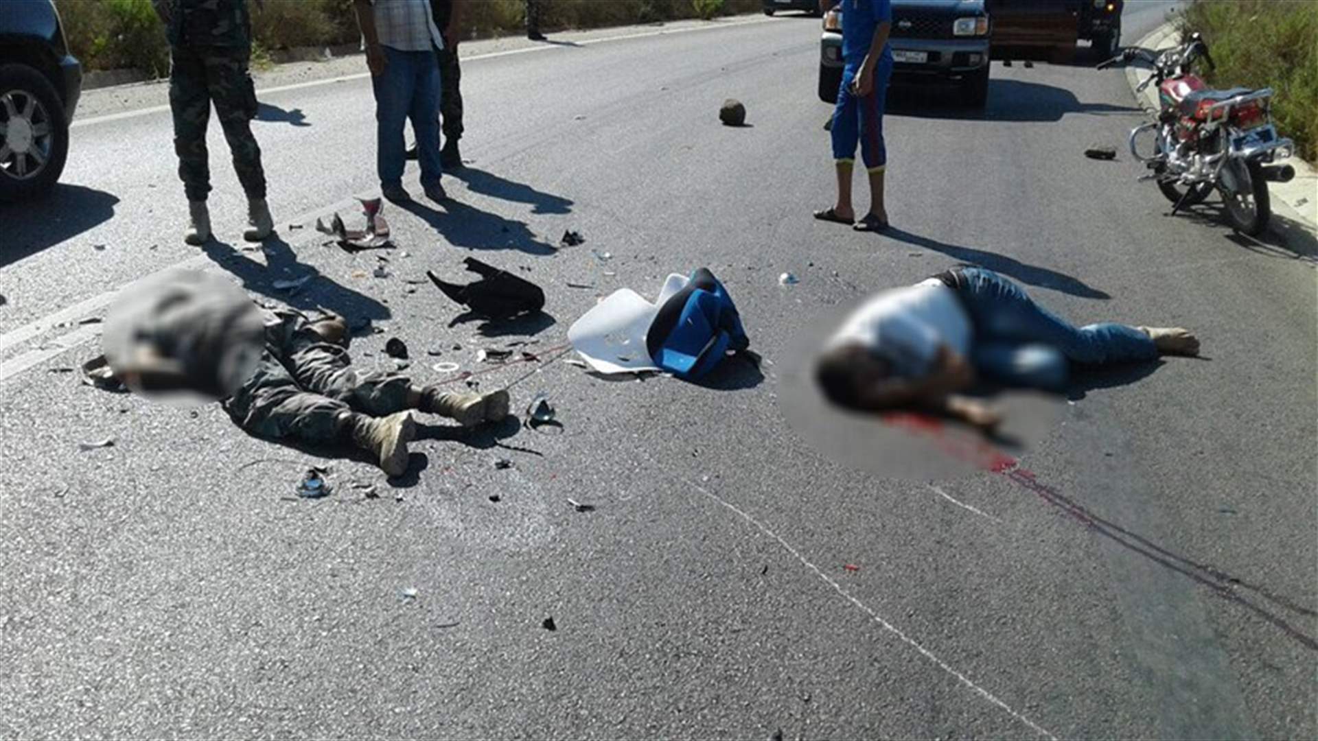 بالصور - قتيلان أحدهما عسكري في حادث سير مروع على طريق منجز