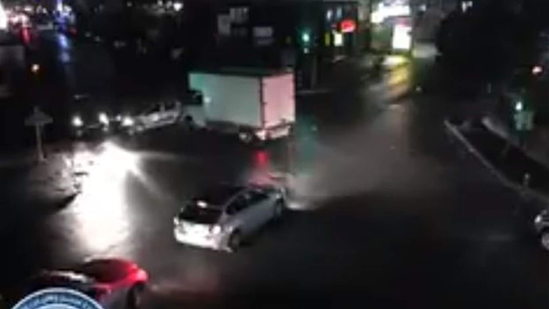 بالفيديو- احدى السيارات تتخطى الاشارة الحمراء وتتسبب بحادث سير كبير