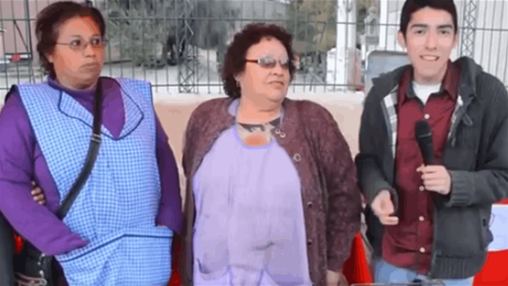 بالفيديو- كلب يسرق الطعام خلال البث المباشر في موقف طريف