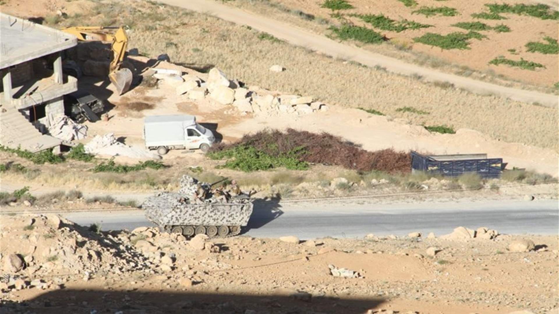 مداهمة مجمع "ابو طاقية" وتوقيف مطلوبين في عرسال