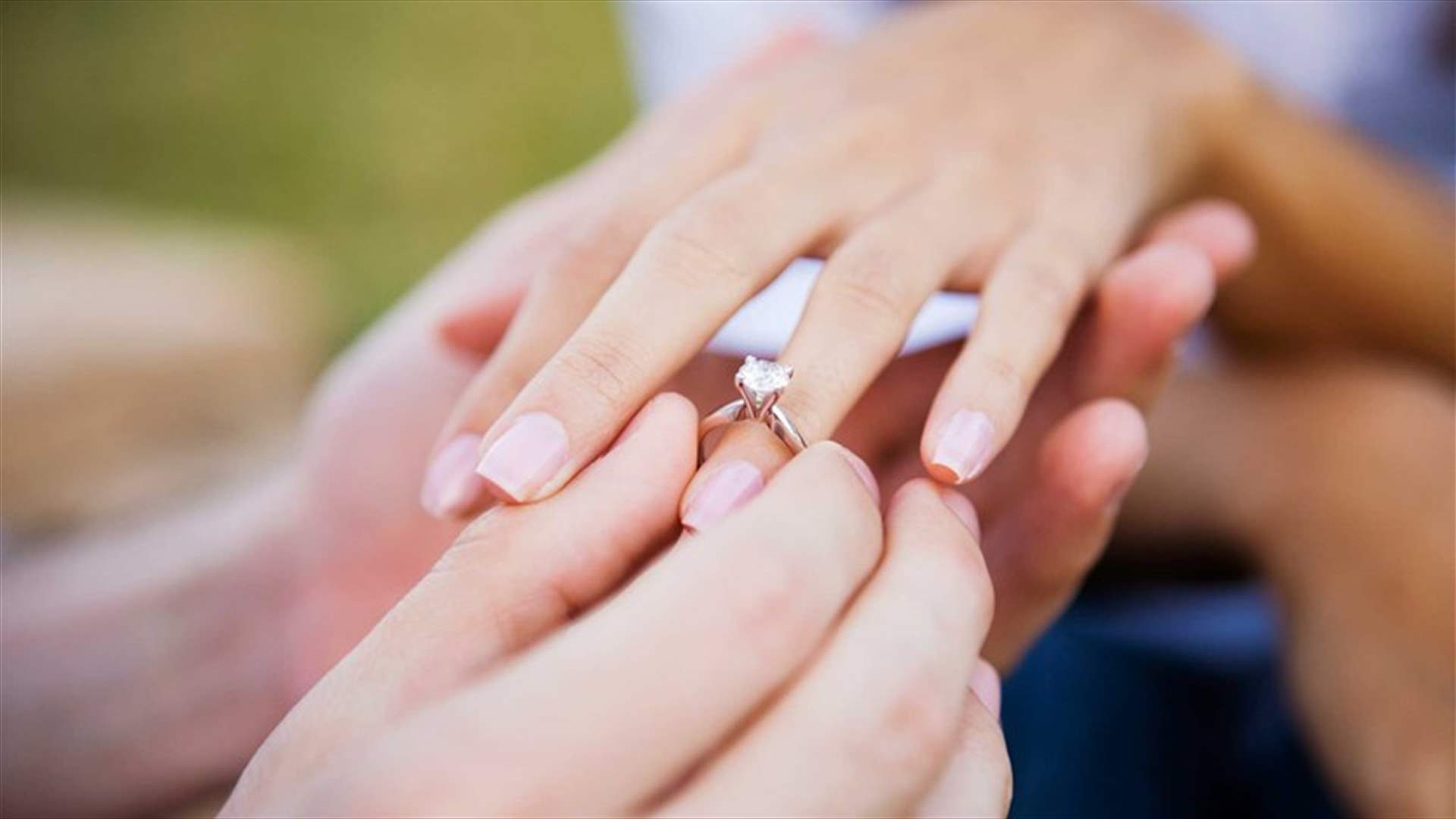 بالفيديو- طلب زواج رومانسي ينتهي بمأساة... ماذا حصل حين وافقت العروس؟