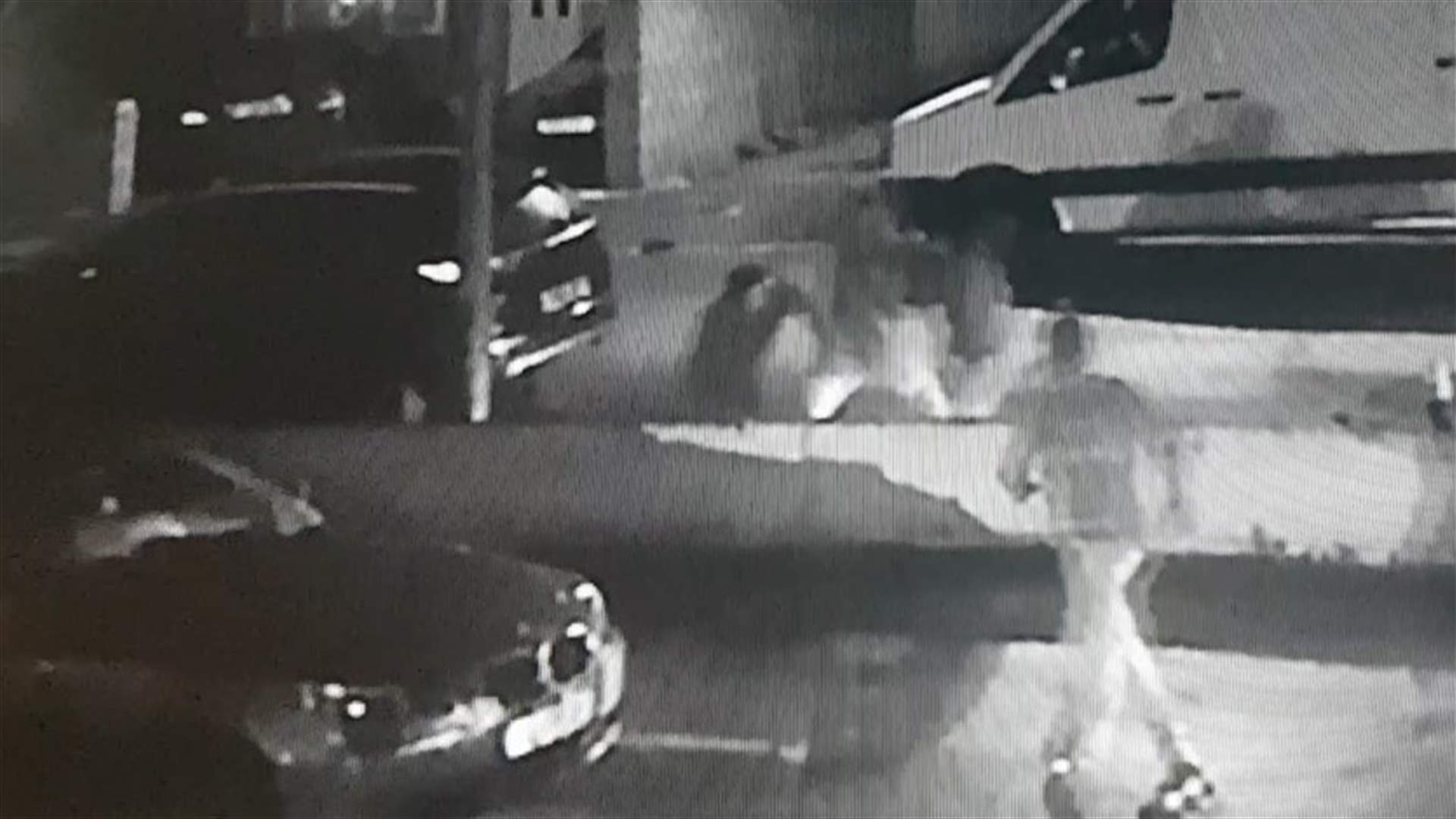 بالفيديو – مراهق طُعن مرتين والأسباب مجهولة!