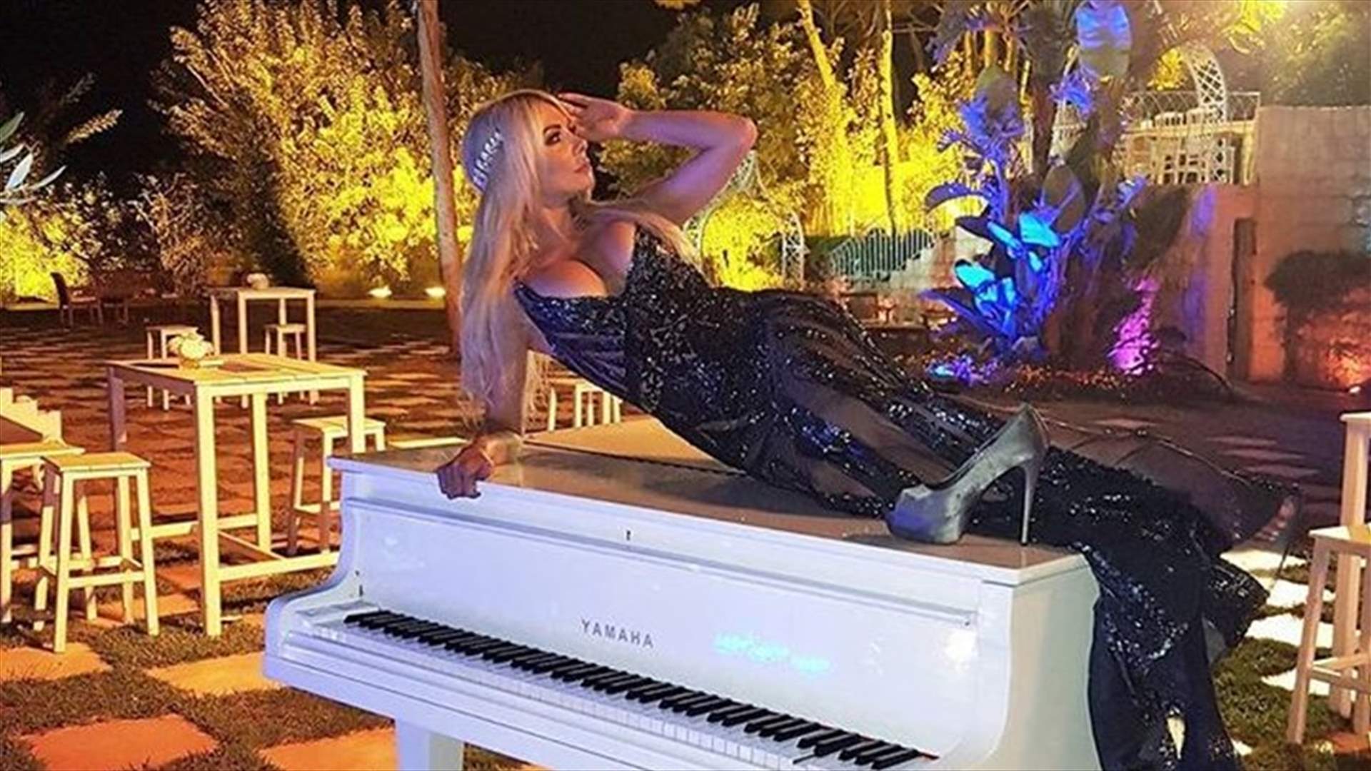 بالصورة- الدرك يرصد ميريام كلينك تمارس التقبيل أثناء القيادة فجراً؟!