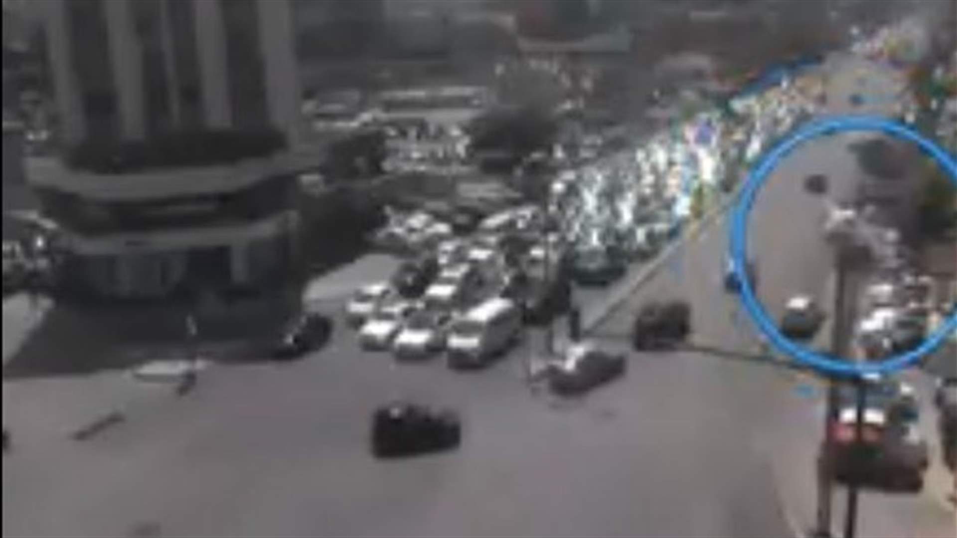 بالفيديو- بطريقة غير مسبوقة...سائق متهوّر مرّ بعكس السير