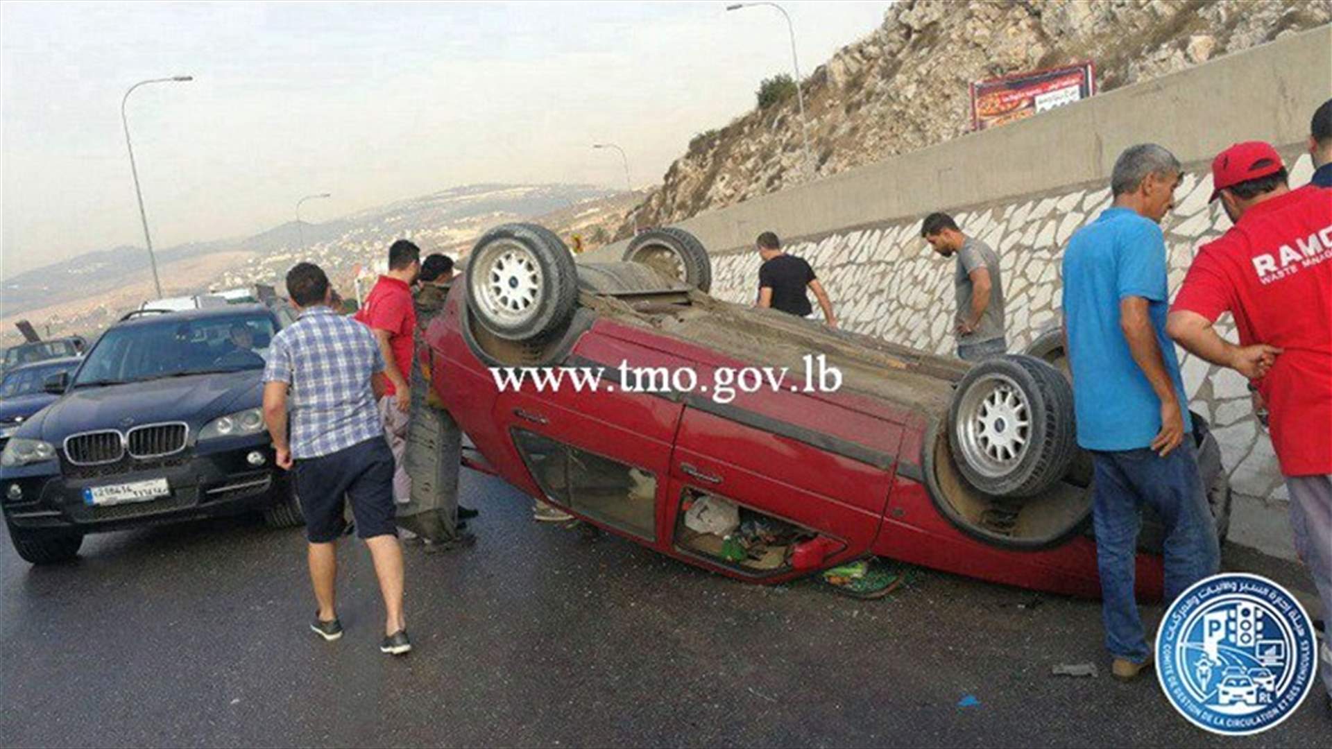 بالصور- انقلاب سيارة اثر حادث سير في السعديات
