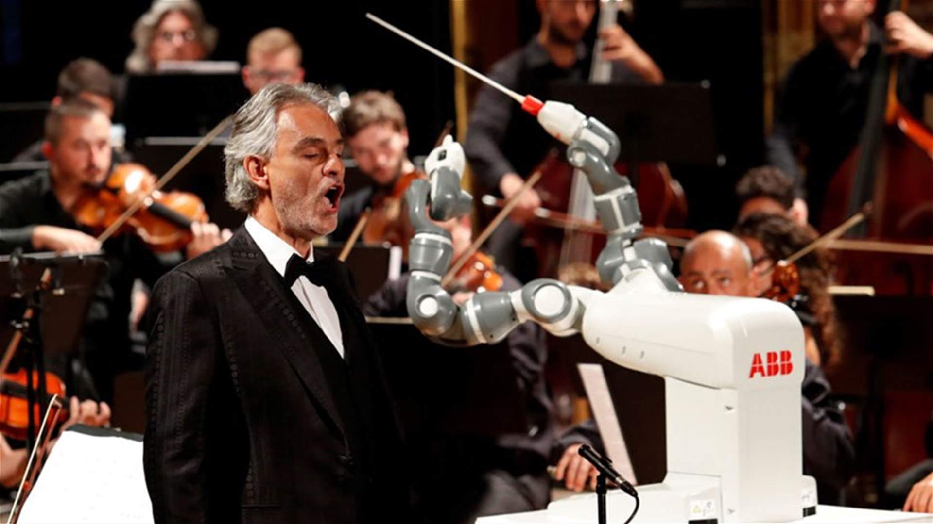 VIDEO - Robot Replaces Orchestra Conductor At Italy Opera