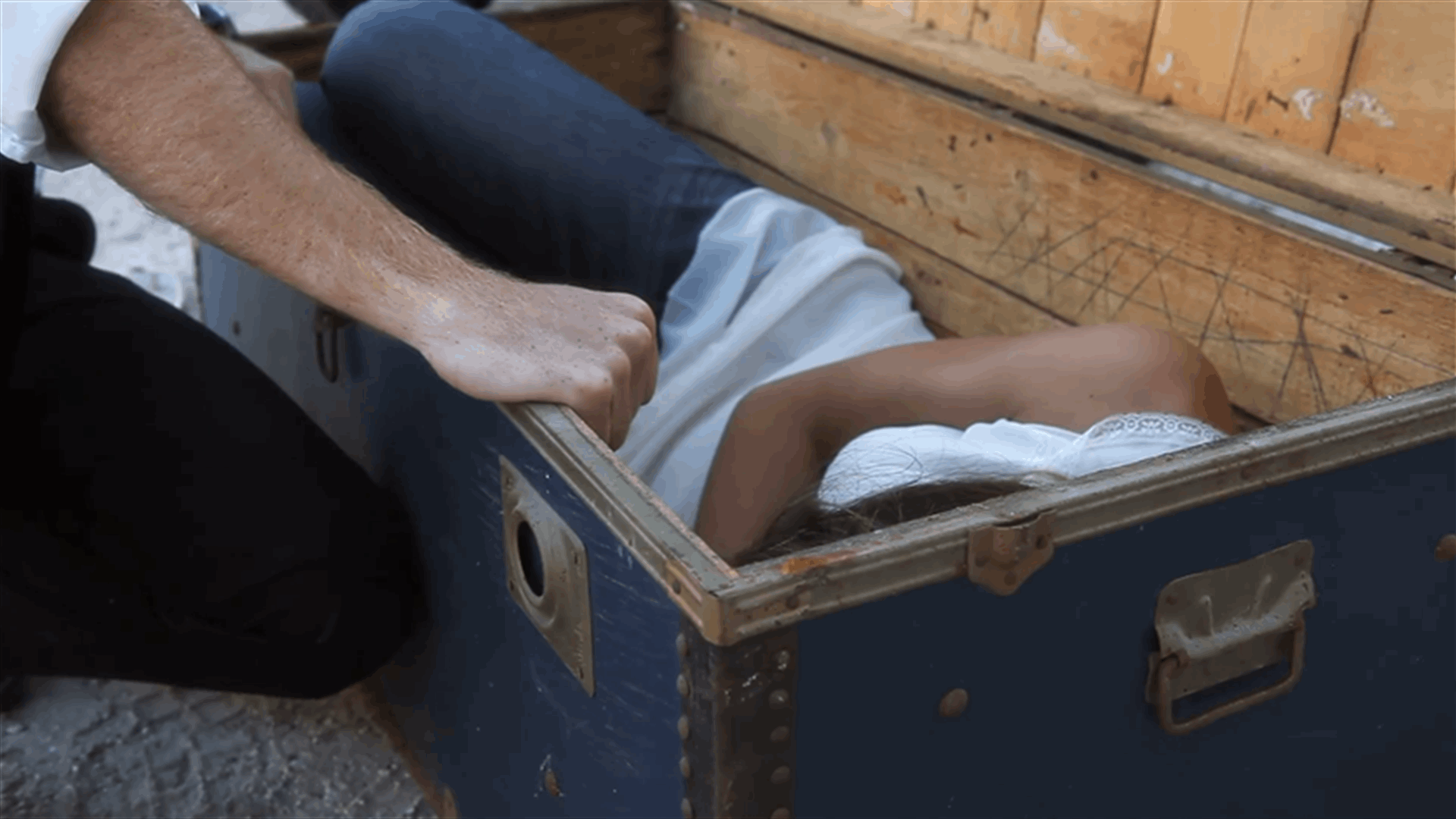 شكّ في إخلاص زوجته فقام ببتر ساقيها بالساطور أمام طفلهما!