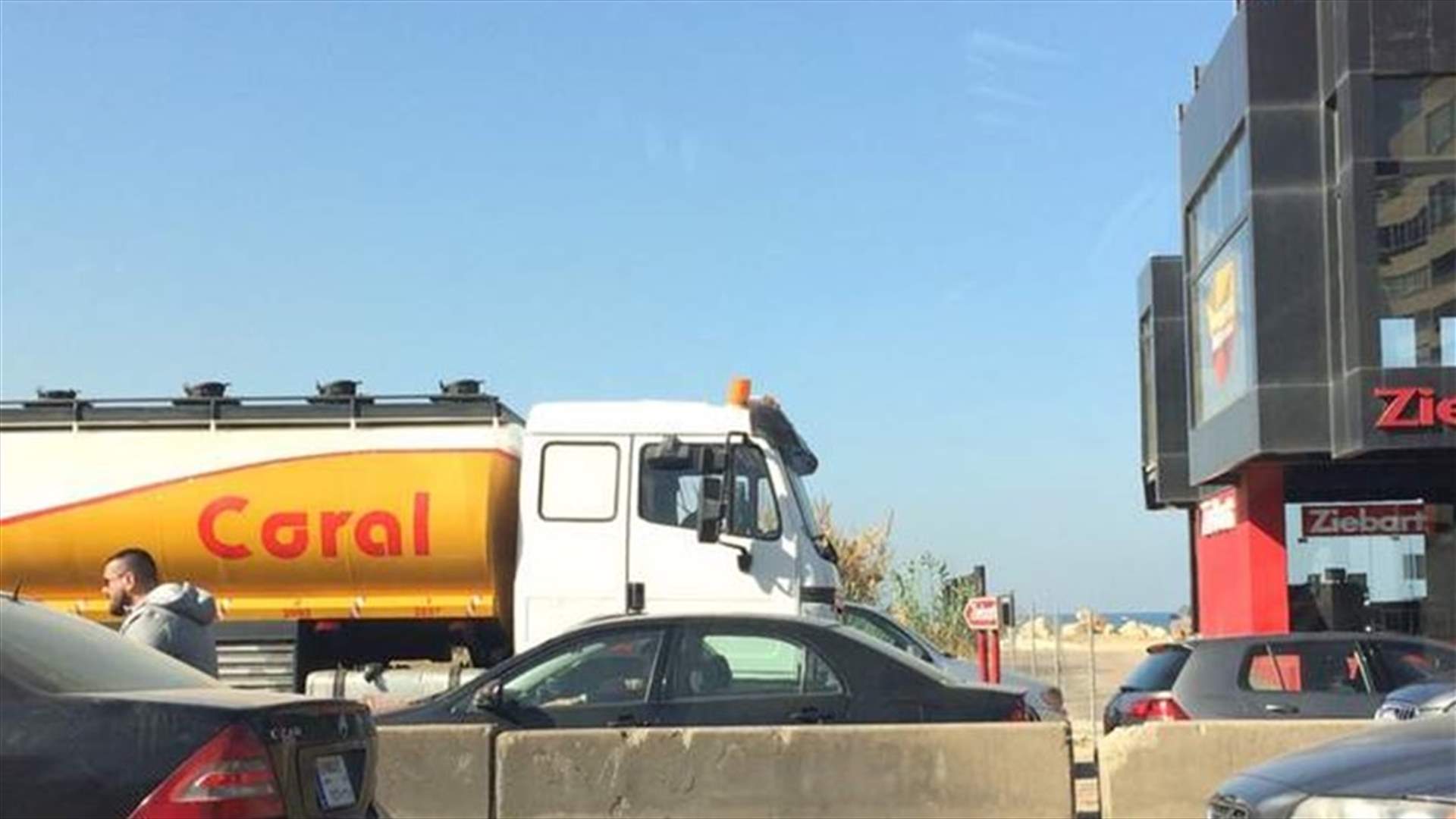 اقفال طريق الكرنتينا البحرية صباح الاحد
