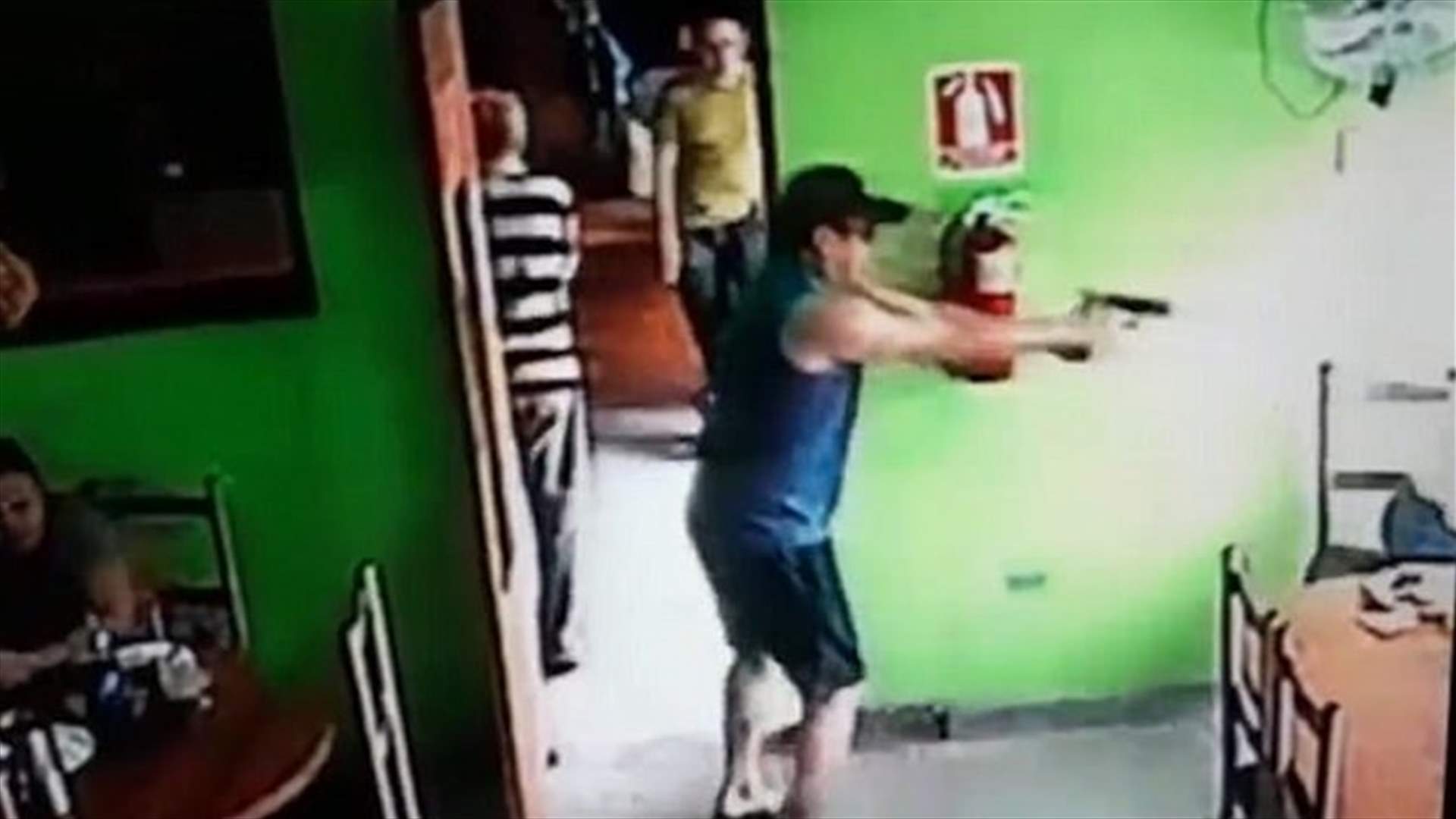 بالفيديو- أبعدها كي لا ترى وحشية الجريمة... قاتل مأجور يصدم روّاد مطعم في وضح النهار