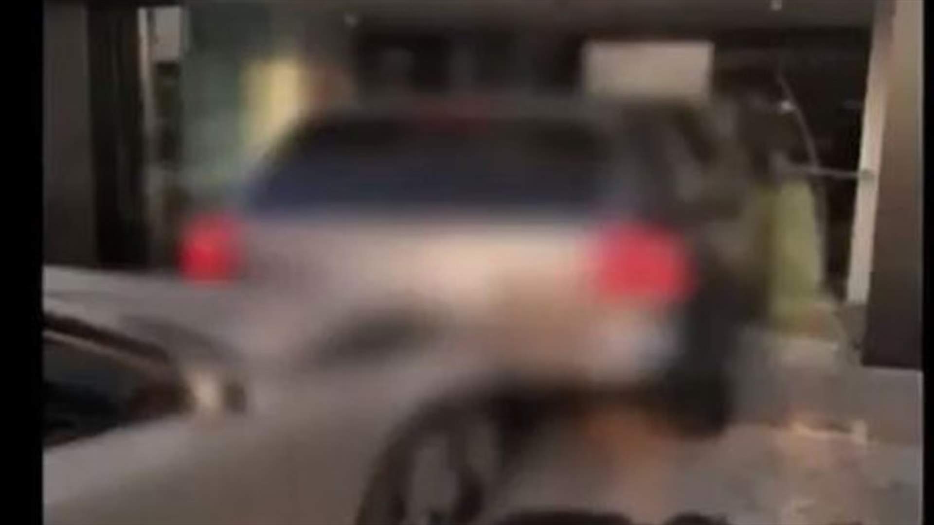 بالفيديو- سائق سيارة لقوى الامن "يلي دخنتن مش مظبوطين"