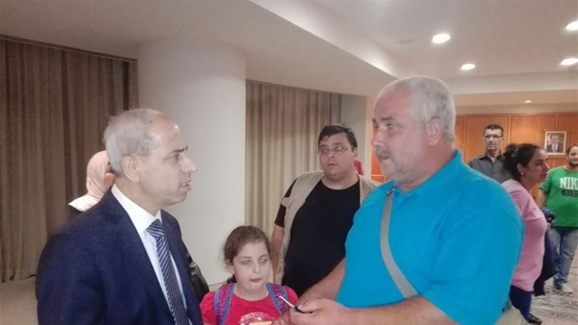 بالصور  - وصول  المجموعة الاولى من المتضررين اللبنانيين من اعصار ايرما الى بيروت