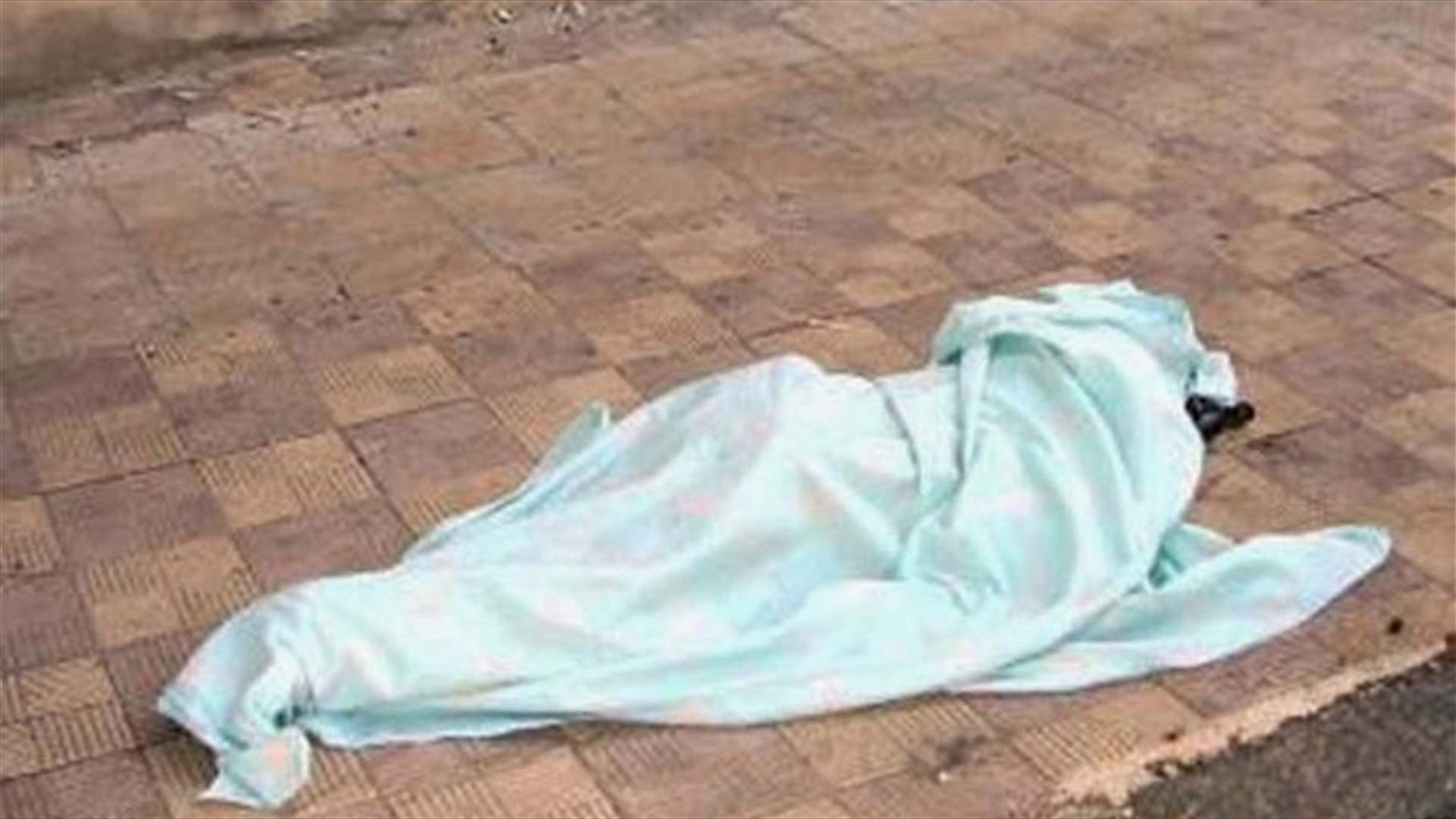 جريمة مروعة... قتل والدته دهسا قبل أن ينتقم منه اشقاؤه بموقع الجريمة