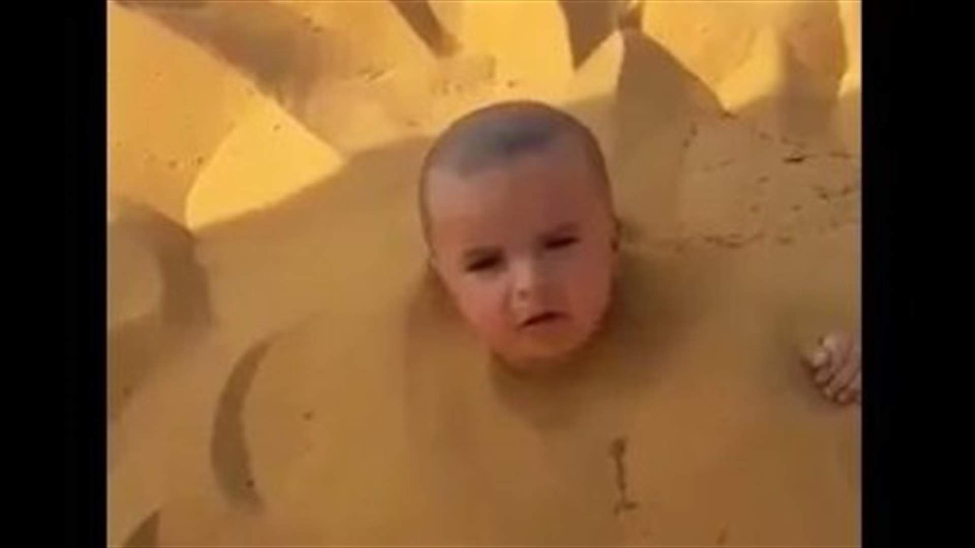 فيديو يغضب السعوديين...أب يطمر ابنه في الرمل!