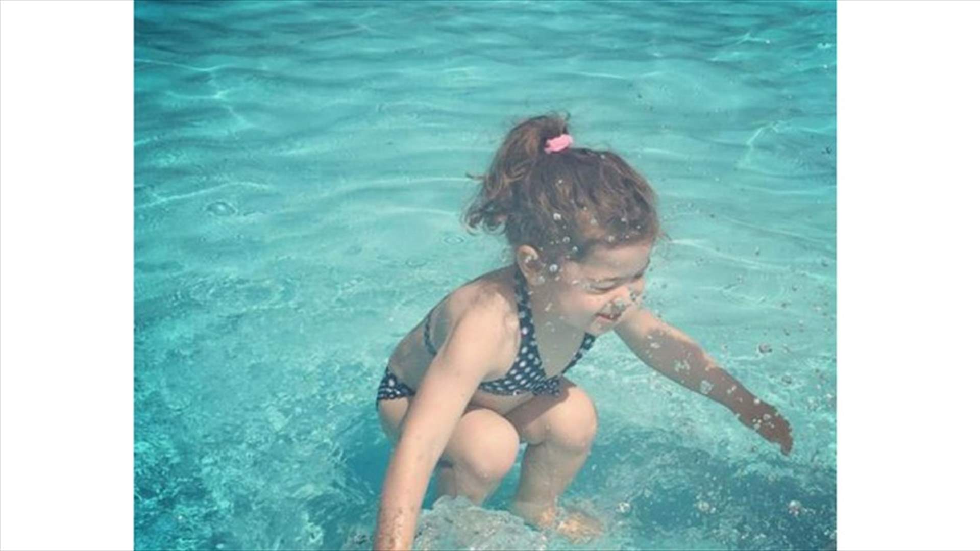 صورة حيّرت الكثيرين... هل هذه الفتاة تحت الماء؟