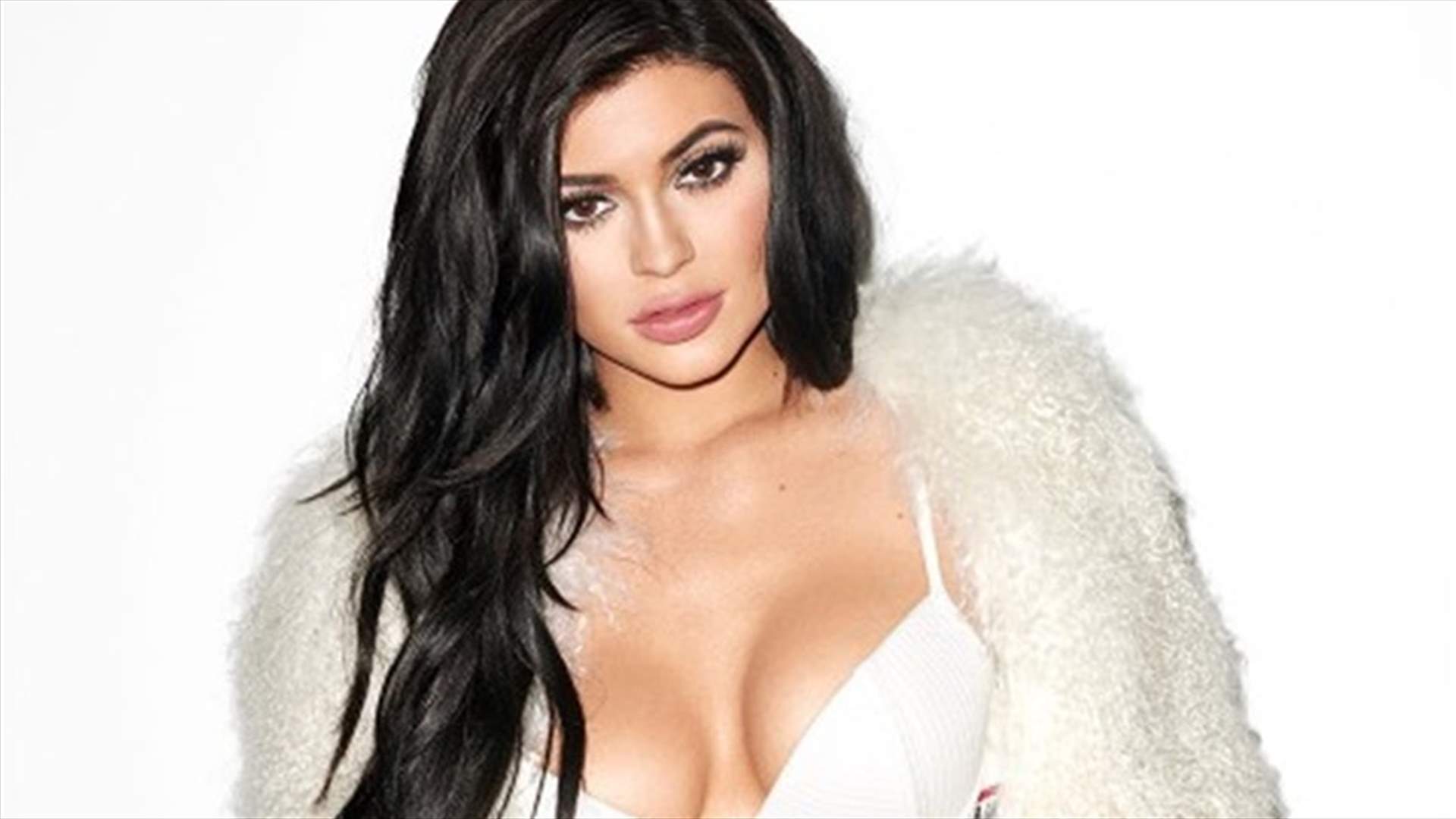 كايلي جينر تعود بصورها المثيرة... إطلالة بملابس داخلية شفافة!