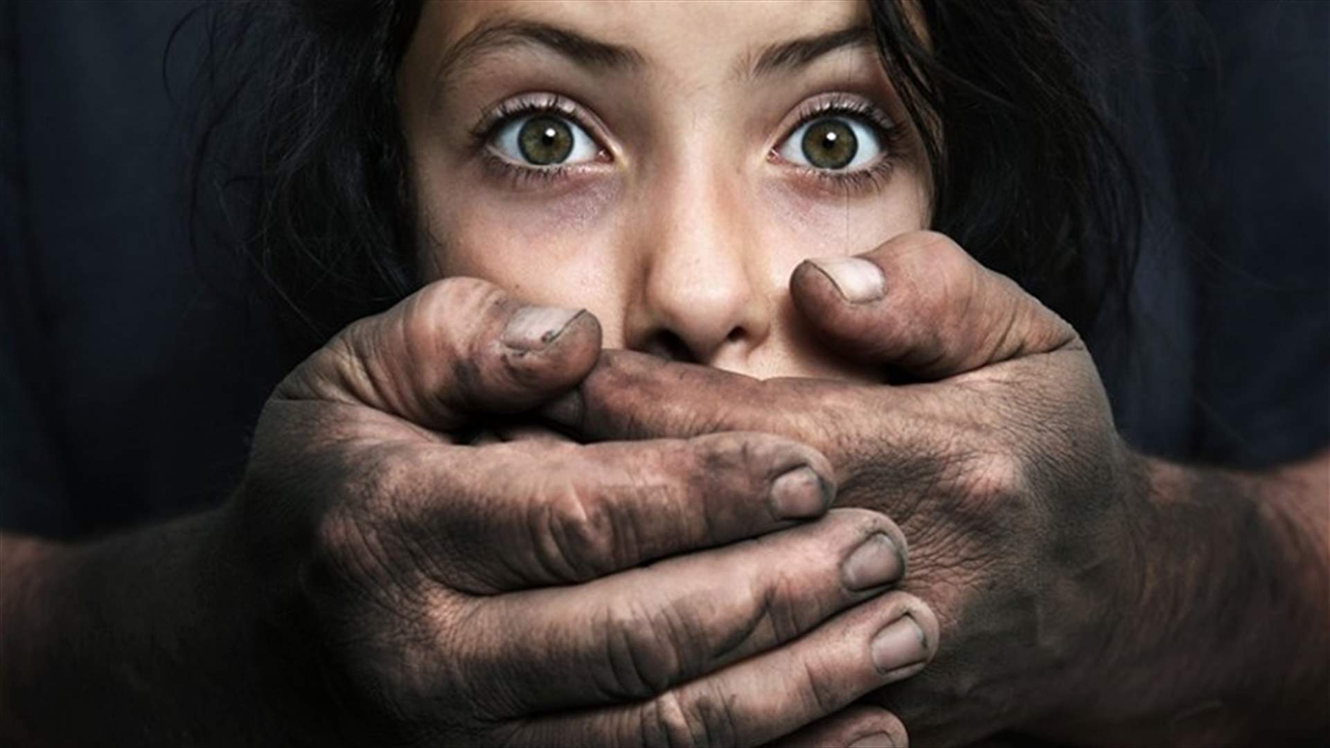 ستيني يتحرش بطفلة داخل محل سمانة...وهذا ما فعله أحد المواطنين