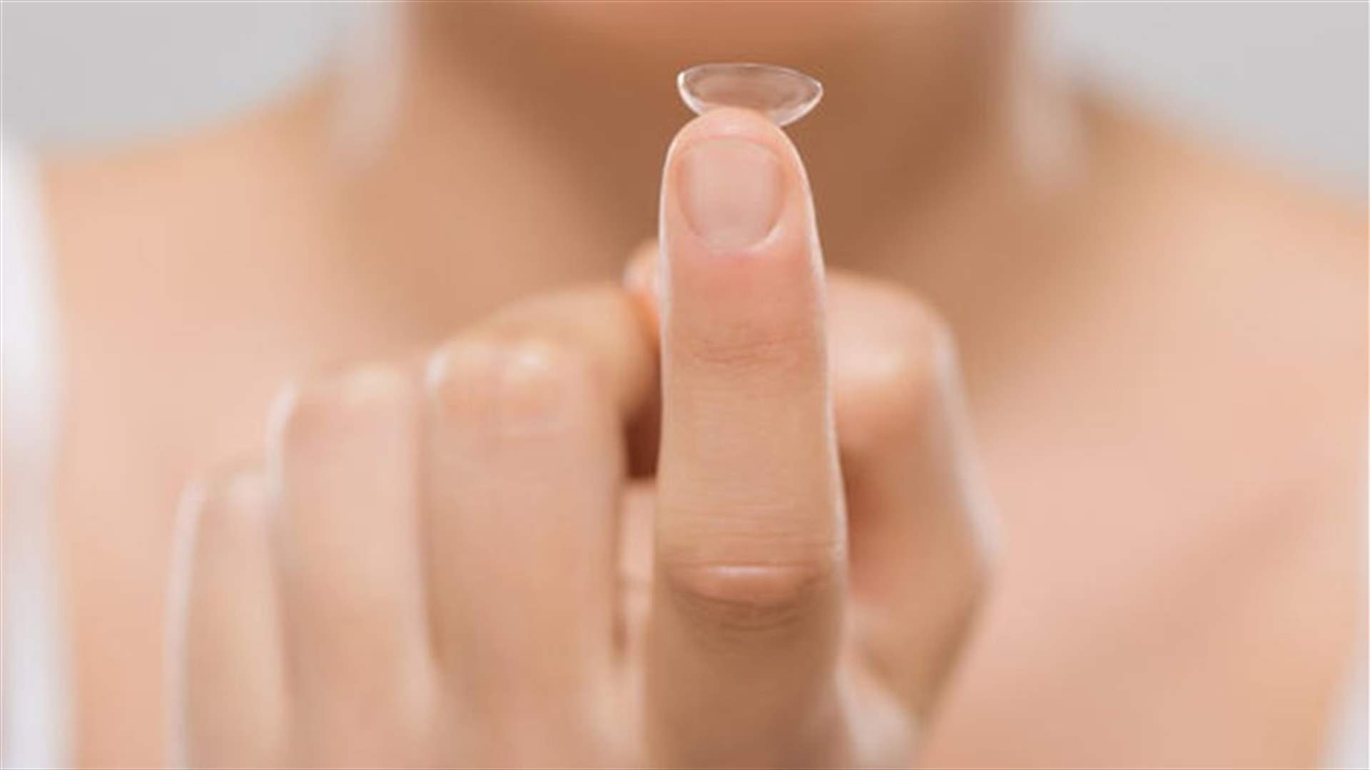 وضع العدسات اللاصقة لفترة طويلة قد يُفقدكم البصر!