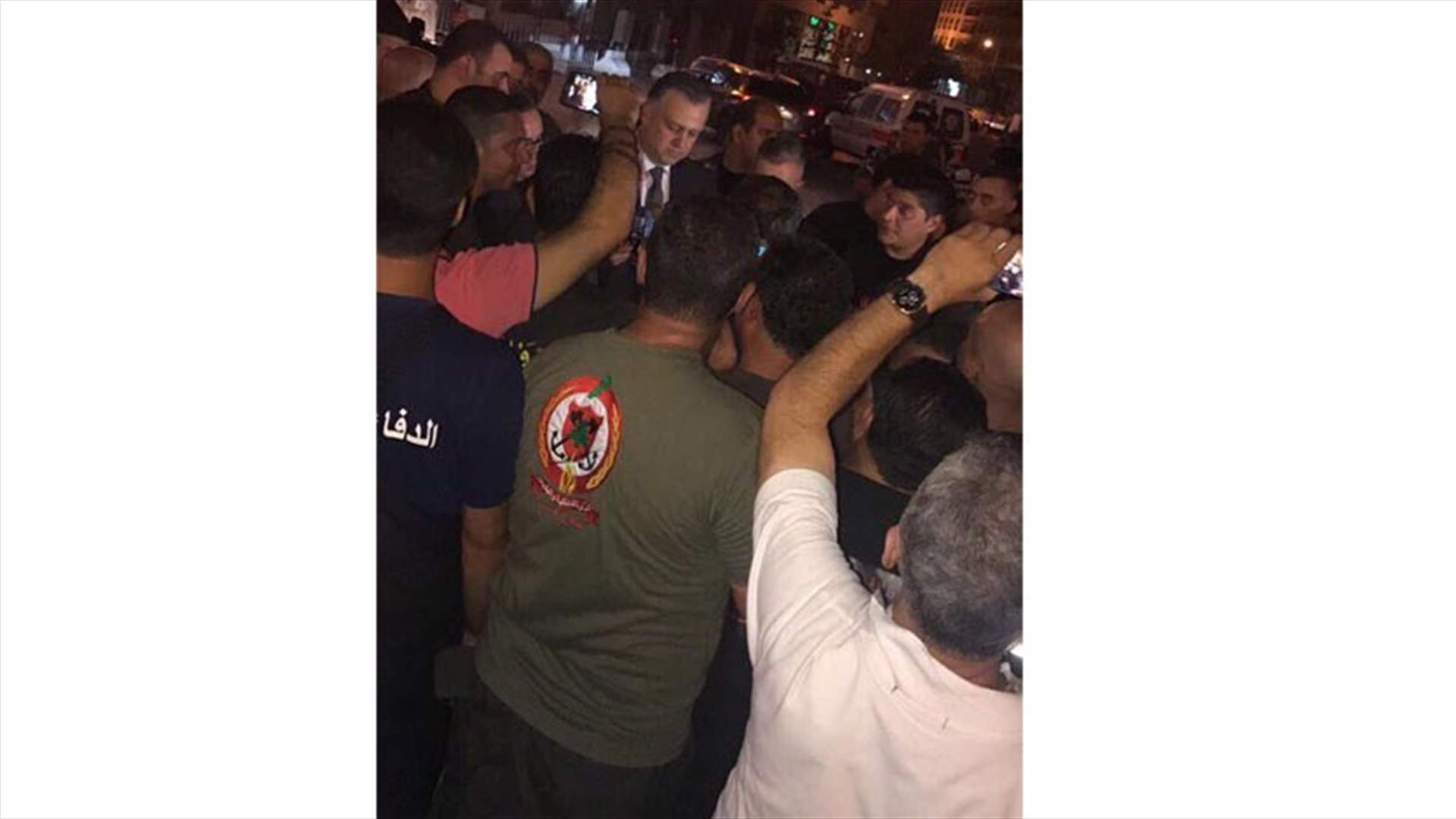 بالفيديو - المشنوق وحبيش يبلغان متطوعي الدفاع المدني الخبر السار