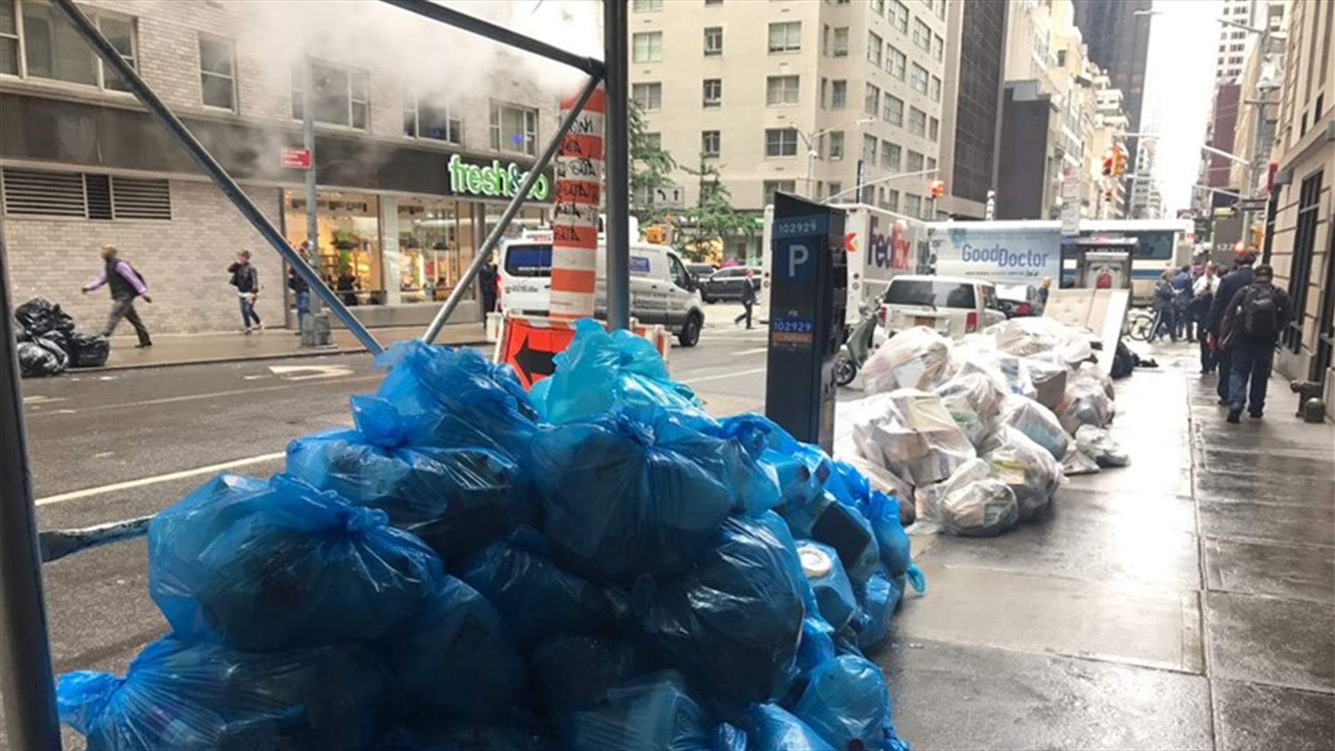 بالصورة  - نيويورك كما بيروت... غارقة في النفايات
