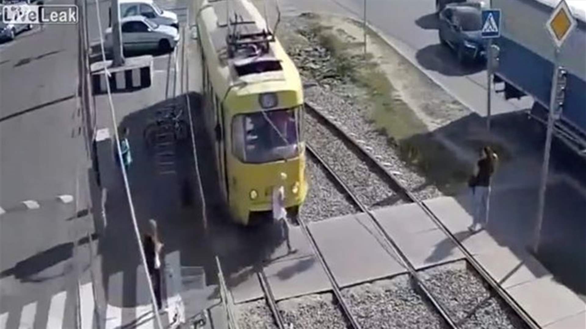 دهسها القطار بسبب هاتفها المحمول... إليكم الفيديو المرعب!