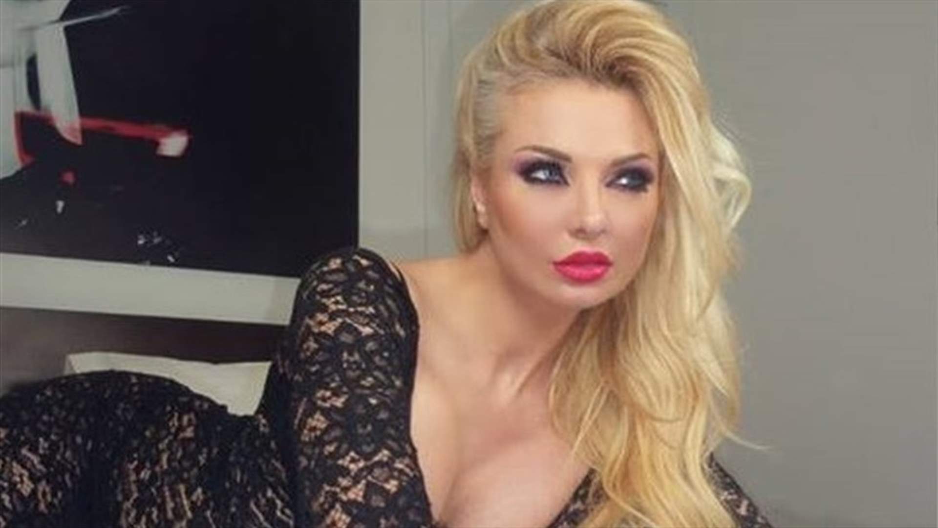 صورة ميريام كلينك تثير التساؤلات.. هل تقود سيارتها بالملابس الداخلية؟