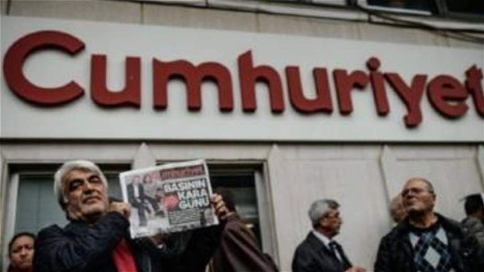 Turkish court releases jailed journalist in opposition newspaper case