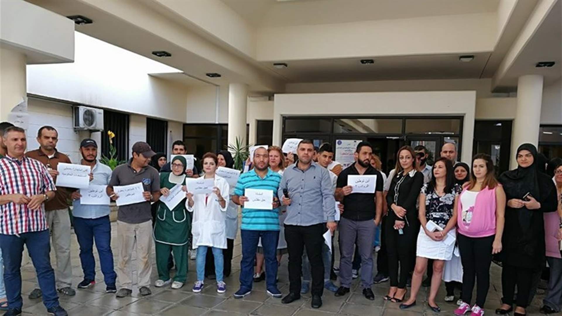 Employees of Sidon’s governmental hospital continue strike for 2nd day