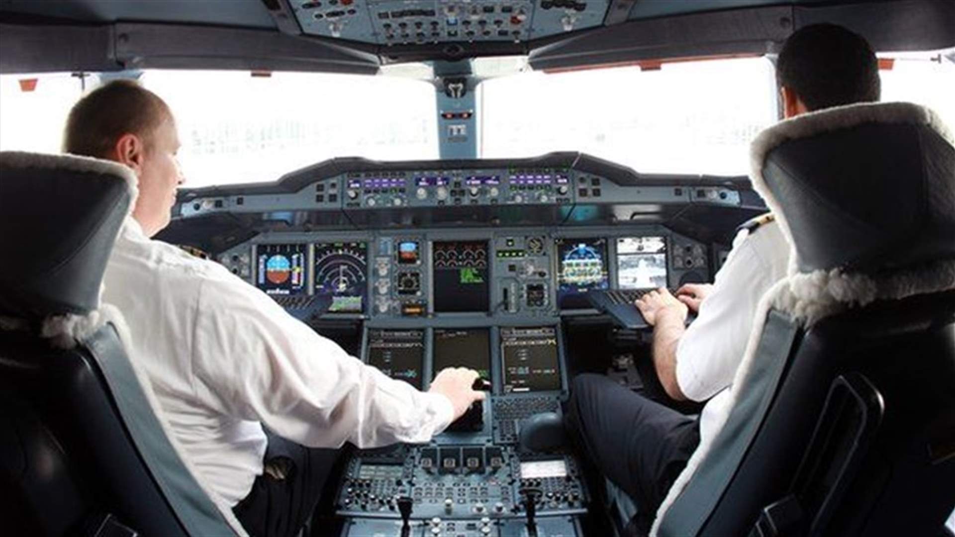 بالفيديو- طفل مصري بغاية الذكاء يشرح بدقة وظائف أزرار الطائرة!
