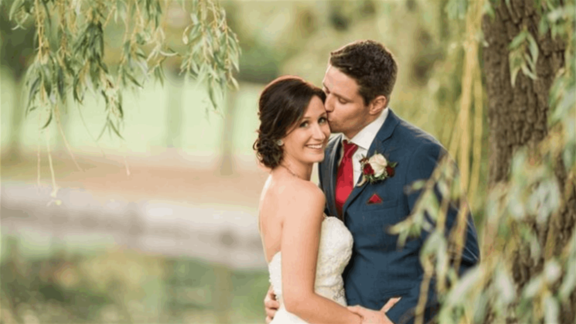 جلسة تصوير تتحوّل إلى عمل بطولي... العريس قفز في الماء لينقذ حياة طفل!