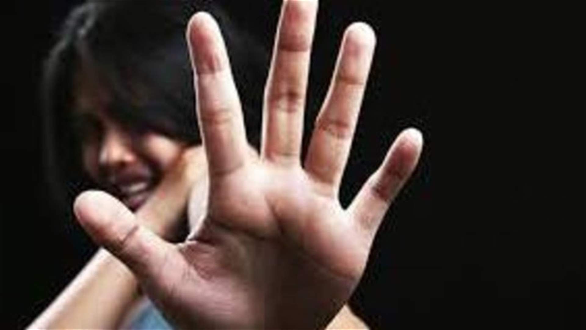 ربط زوجته وحلق شعرها وطعنها ثمّ رماها عارية في الشارع!
