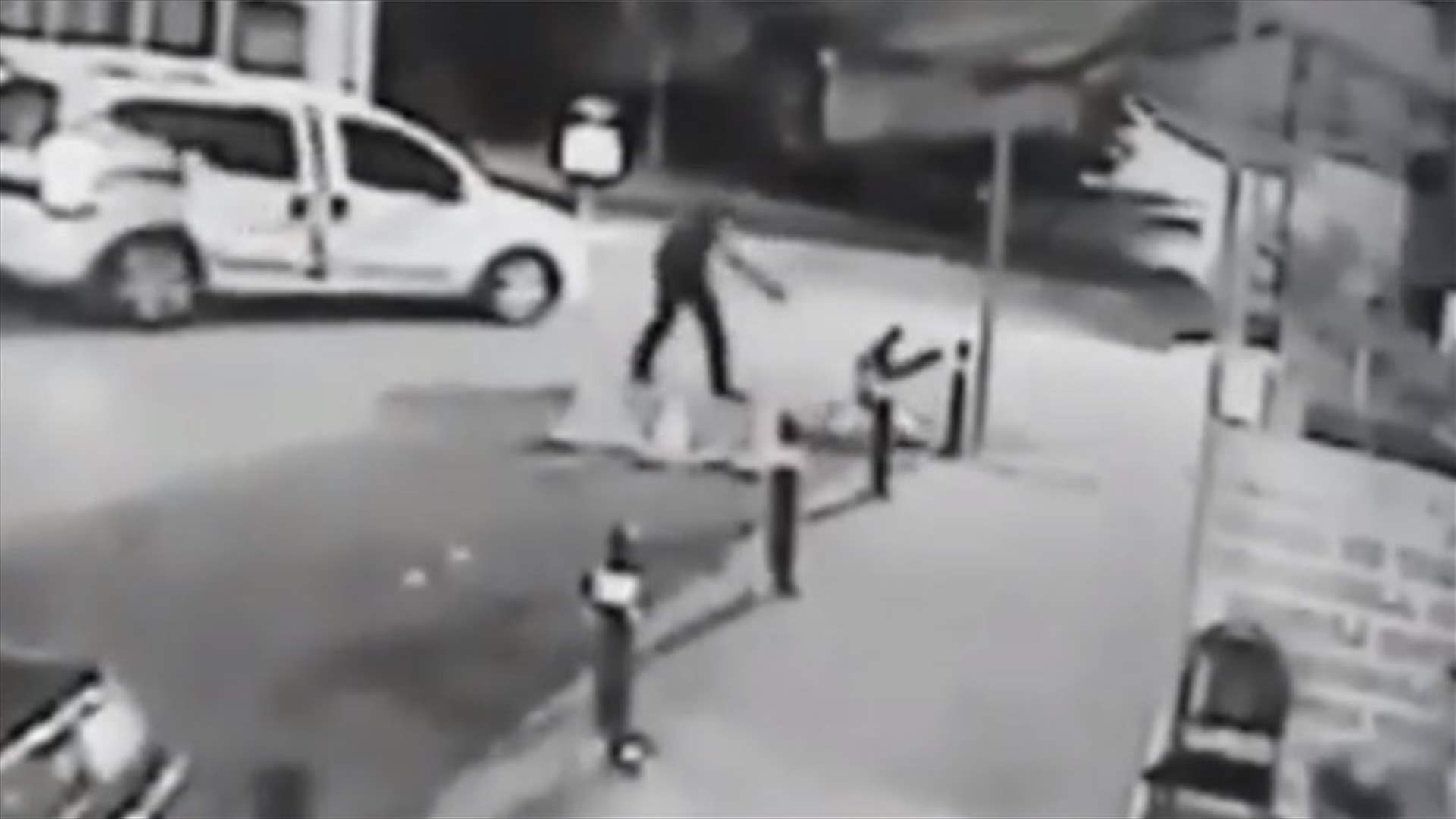 بالفيديو- كان يعانق ابنه الصغير في الشارع... فقتلوه انتقاماً!
