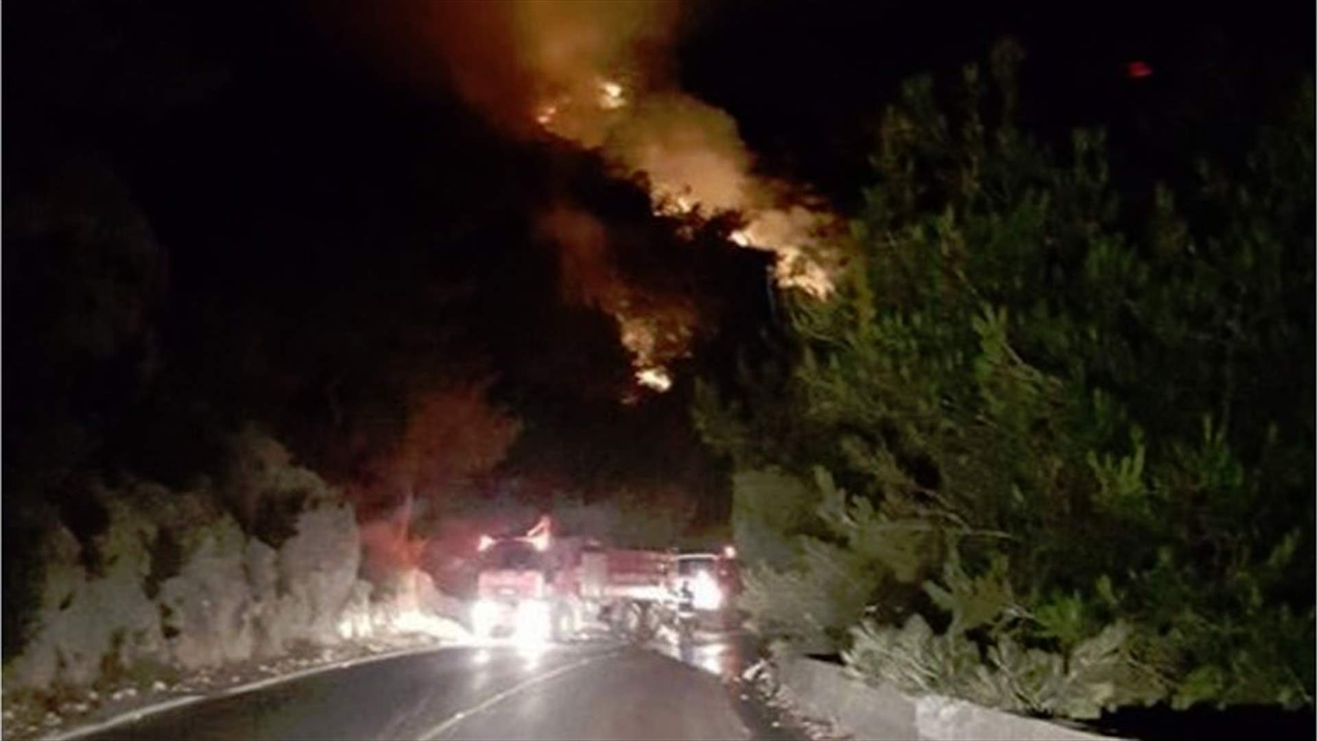 بالصورة- حريق ضخم على مدخل الشوف