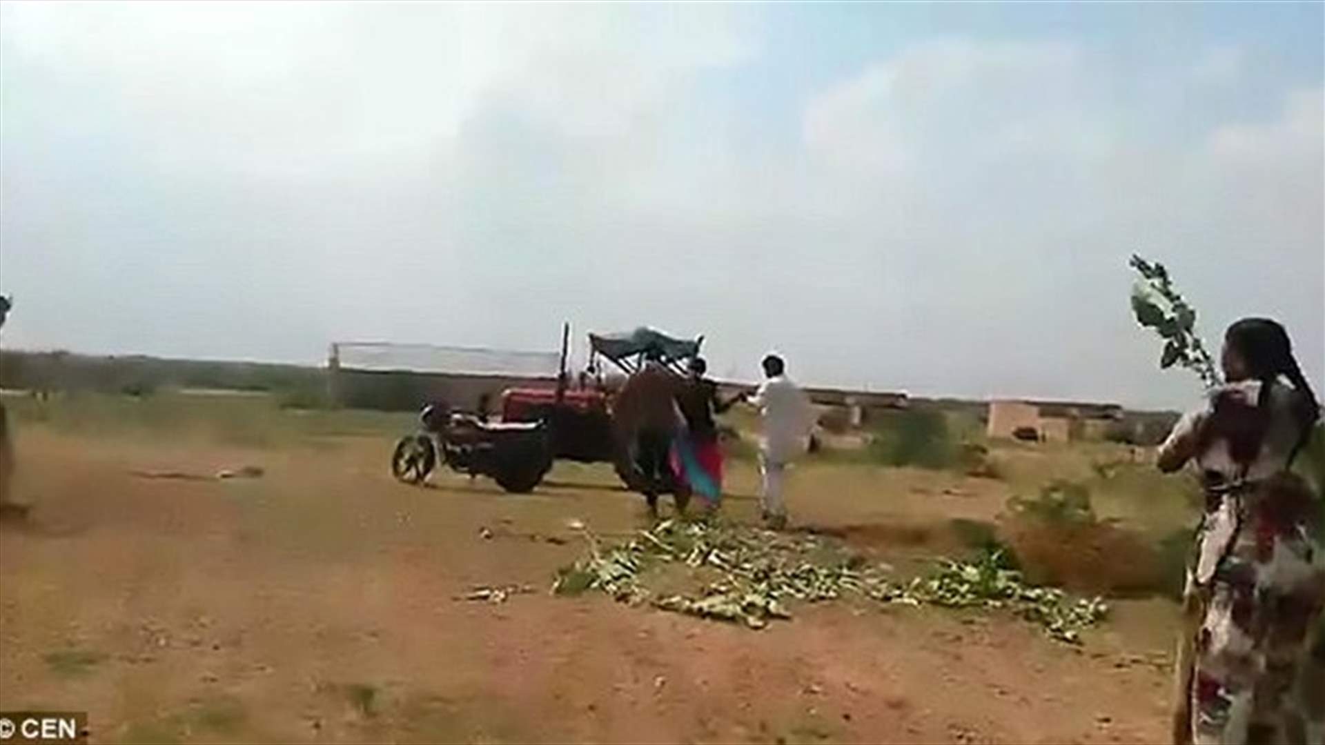 بالفيديو- خطفا مراهقة بعد وعد من والدها... ولن تصدّقوا ماذا فعلا بالأم!