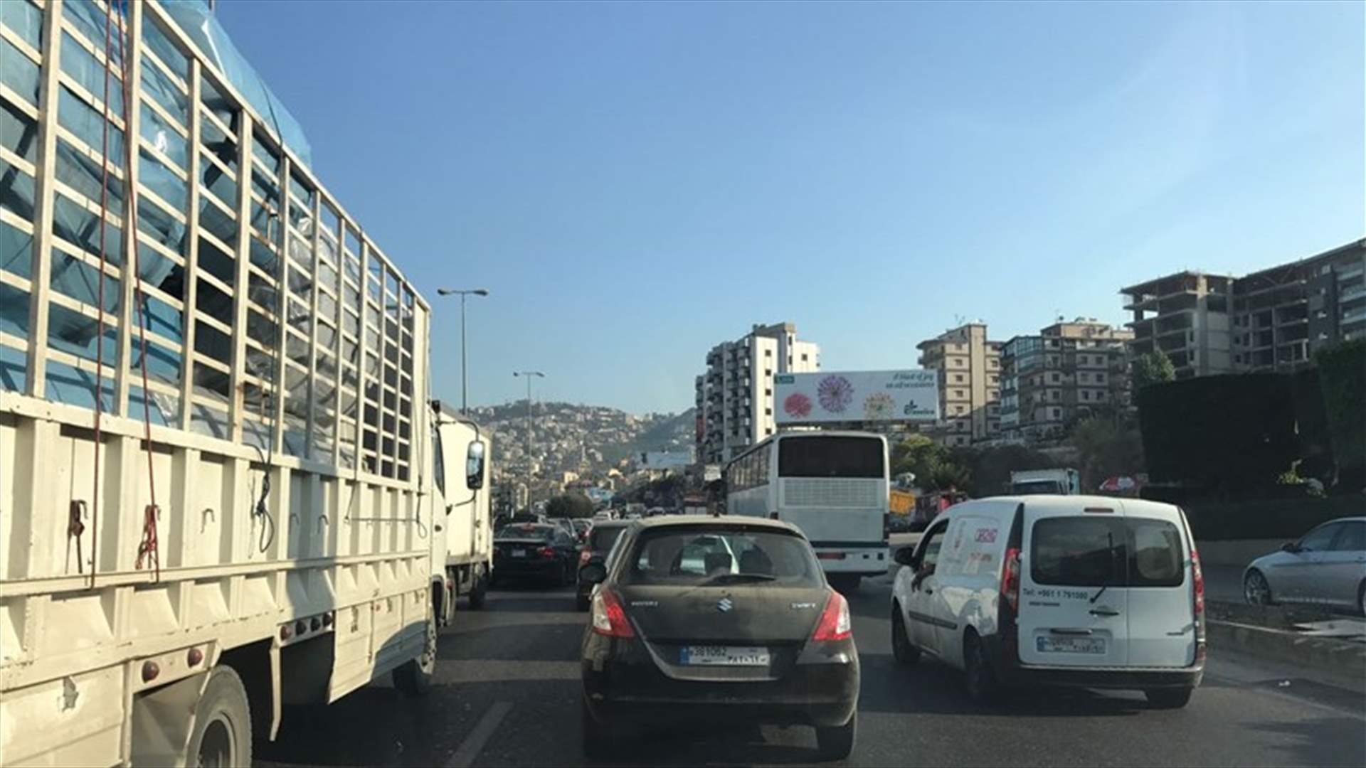 بالصور- زحمة سير كثيفة علق فيها المواطن...