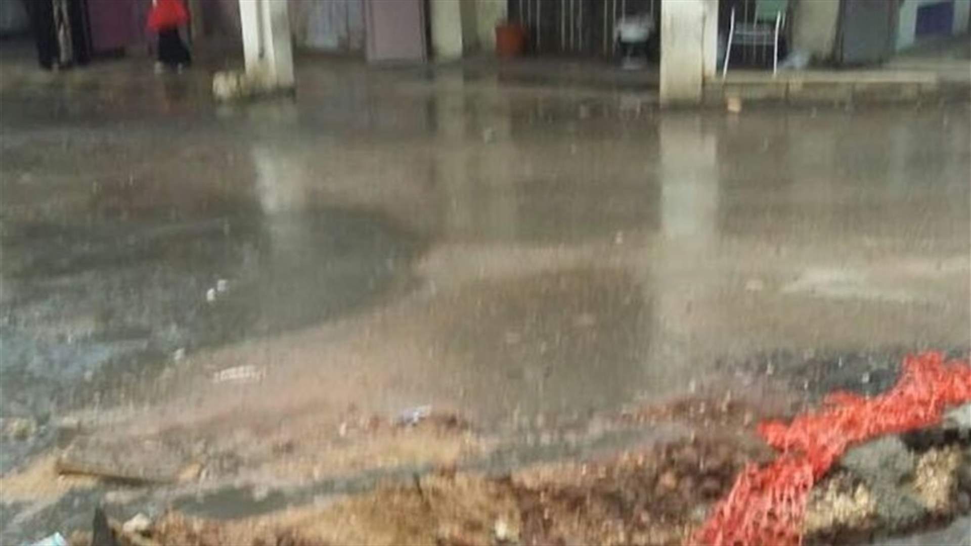 بالصورة - امطار كثيفة...وتضرر عدد من المنازل بسبب السيول