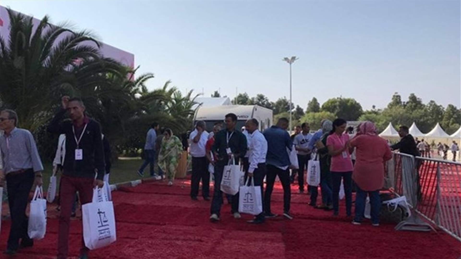 بالفيديو...عراك بالصحون والكراسي خلال مؤتمر حزب الاستقلال المغربي