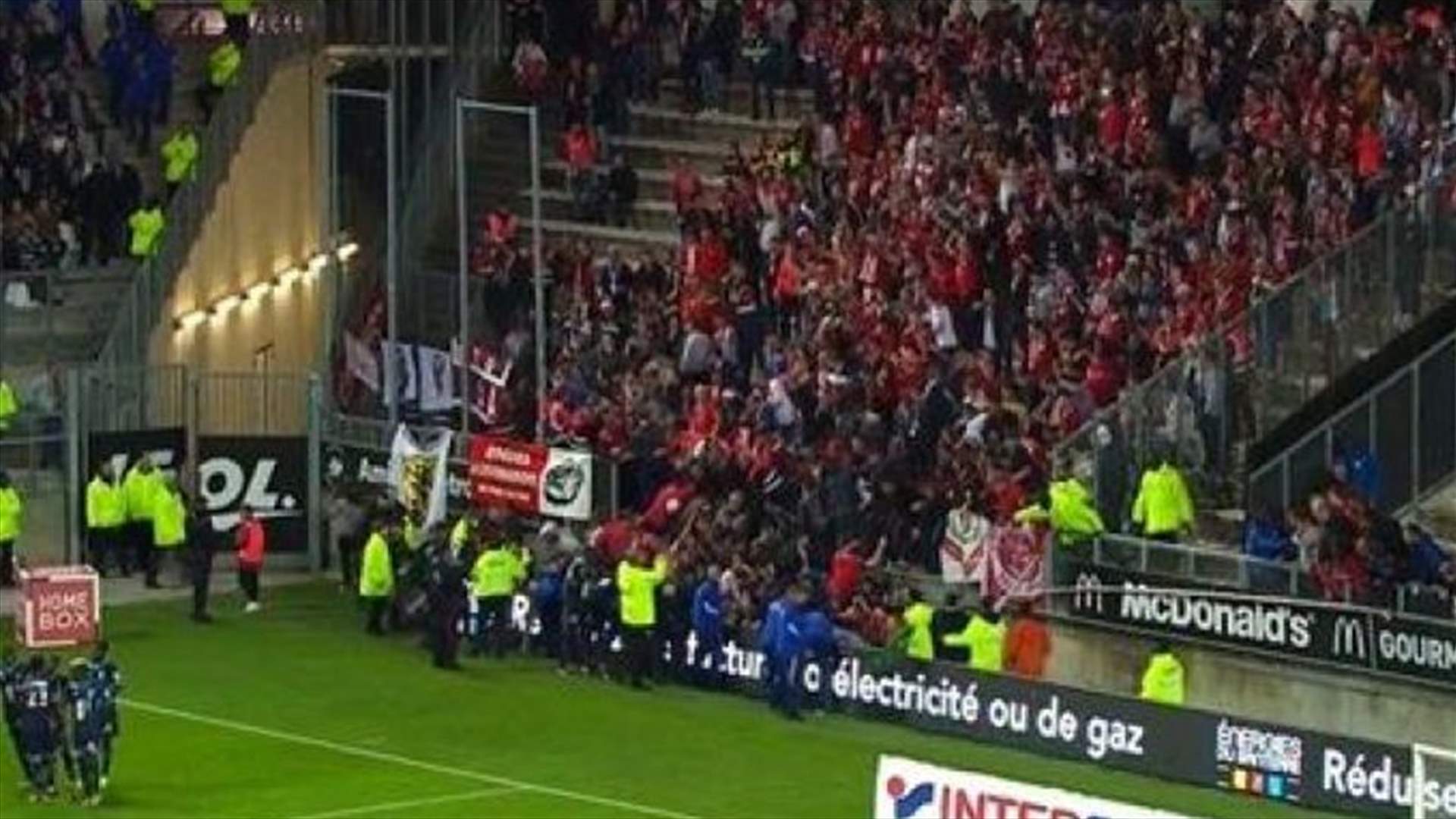 إلغاء مباراة أميان ضد ليل بعد انهيار حواجز بالملعب...