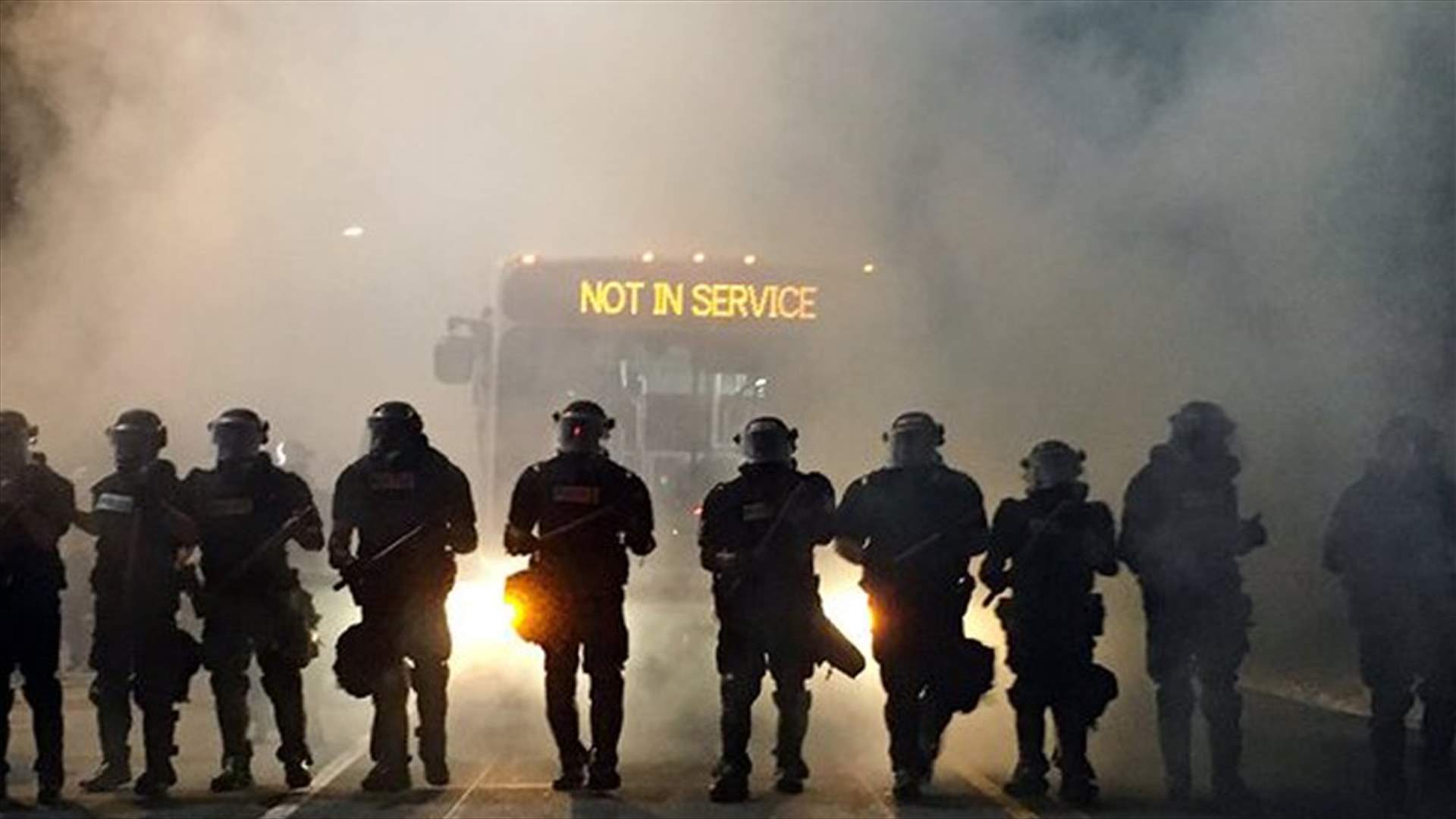 محتجون يشتبكون مع الشرطة في ايطاليا...