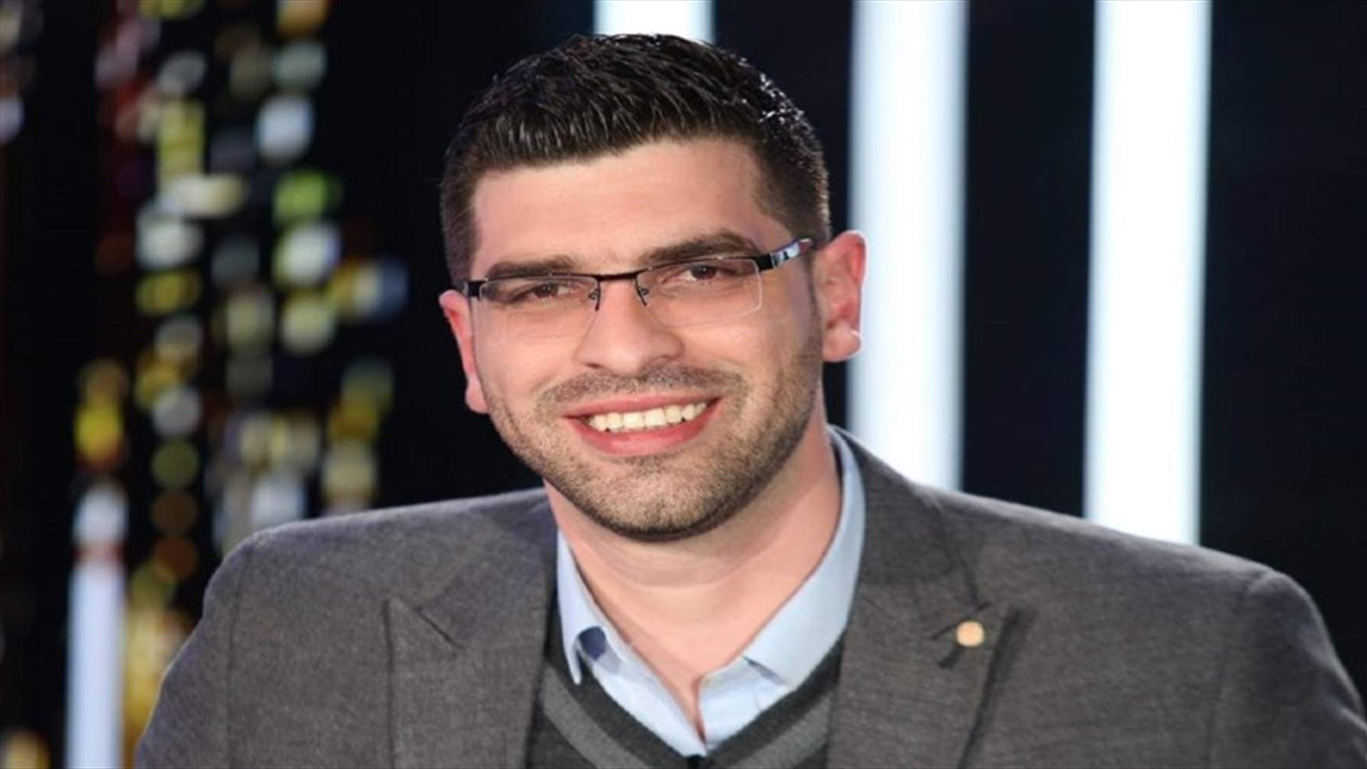 الصحافي عمر قصقص امام مكتب جرائم المعلوماتية الاثنين..."حضرولنا الحلاوة يا جماعة"