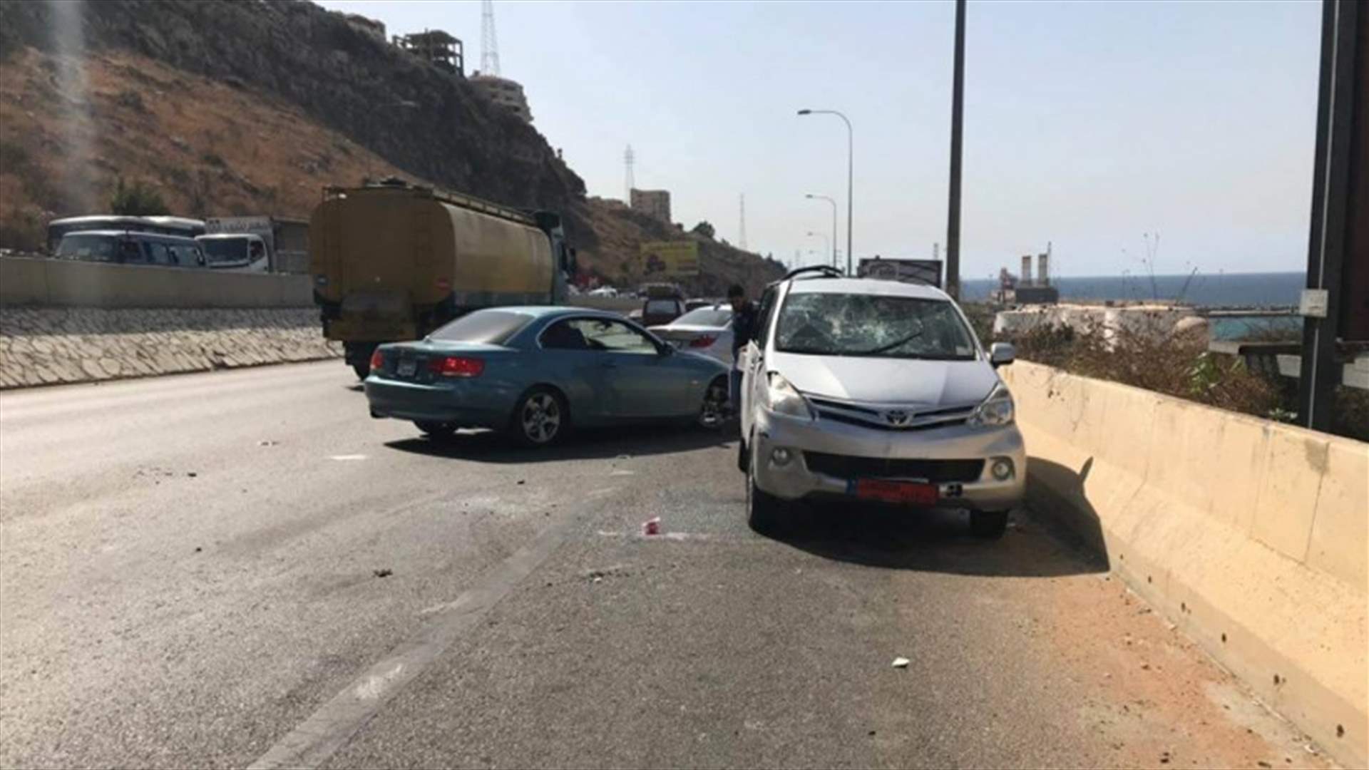 بالصور - إصابة 4 فتيات إثر إنقلاب سيارة على طريق الجية
