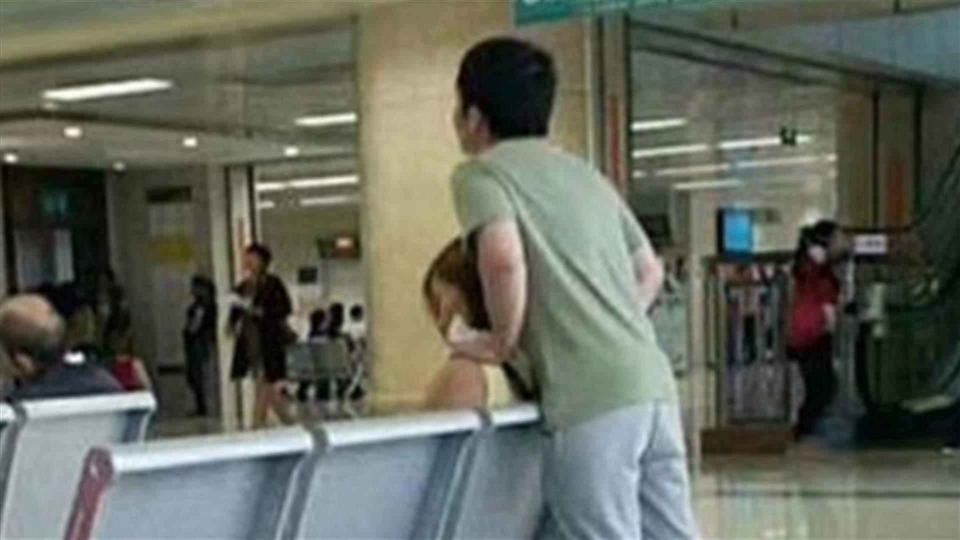 بالصور - شاب يُقدم على خطوة مفاجئة داخل المستشفى... لتأمين راحة حبيبته